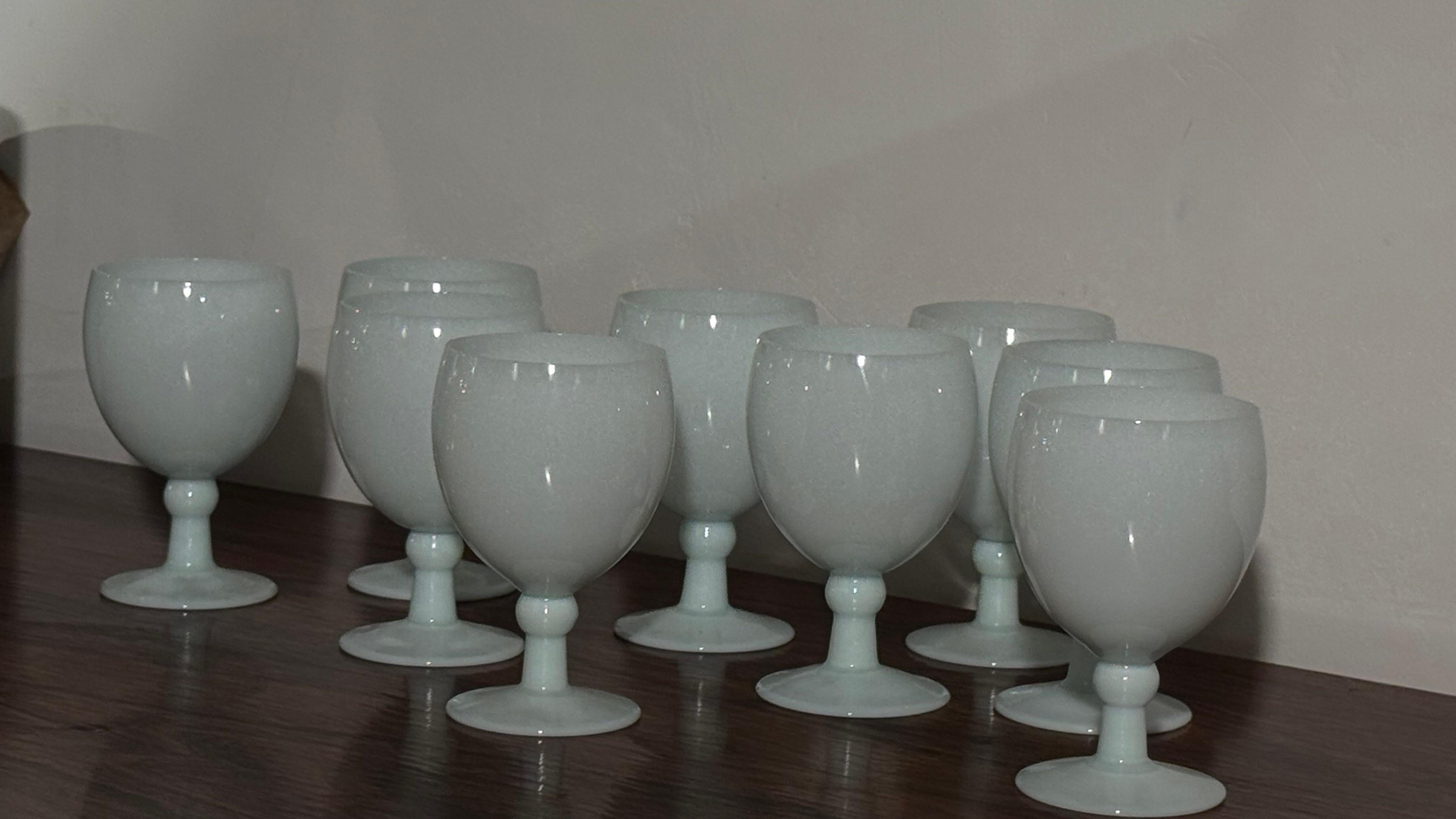 Antiker Satz von neun Opal-Weingläsern, handgefertigt in Frankreich, Portieux Vallerys (Handgefertigt) im Angebot
