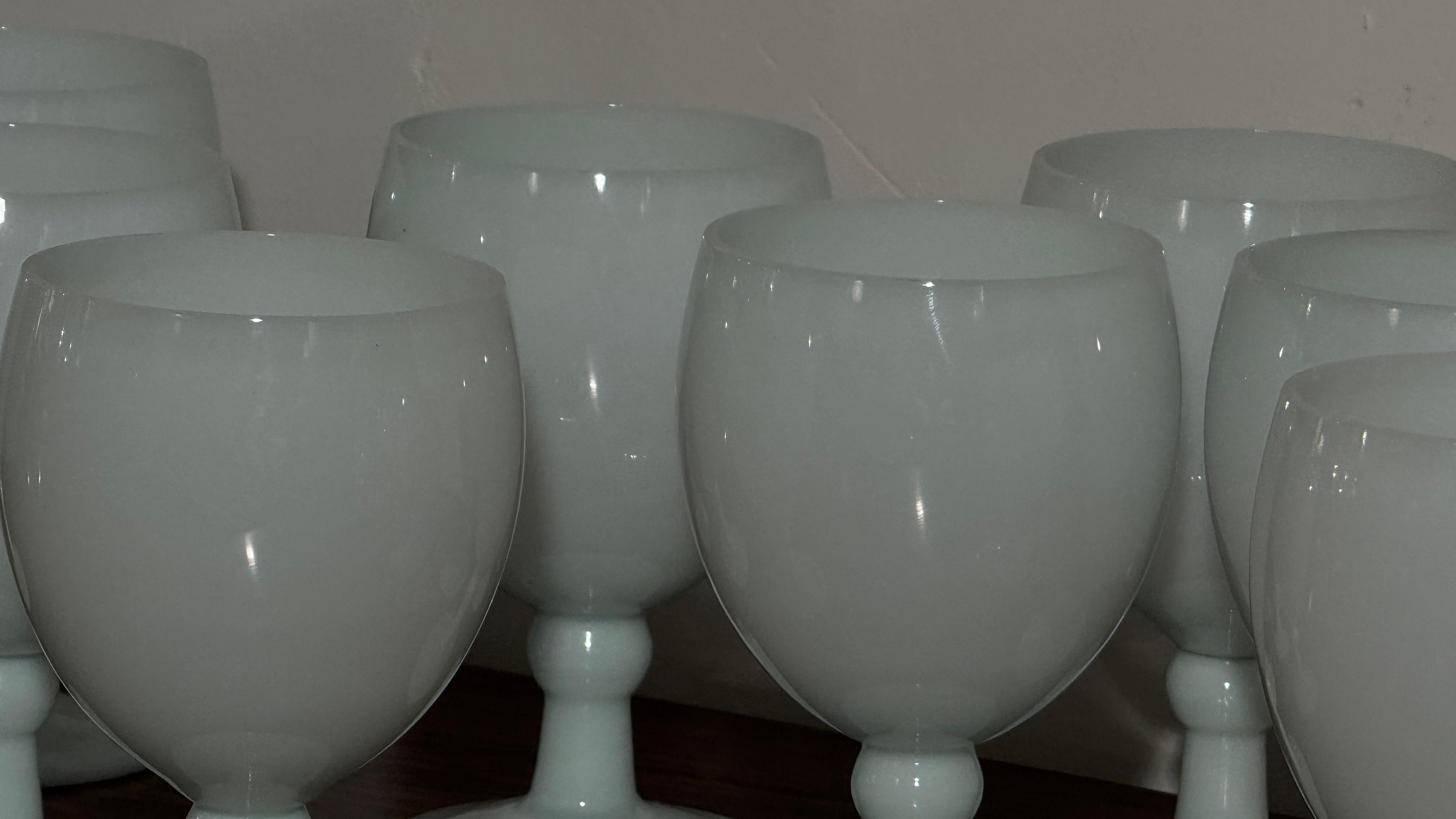 Antiker Satz von neun Opal-Weingläsern, handgefertigt in Frankreich, Portieux Vallerys im Zustand „Gut“ im Angebot in Antwerp, BE