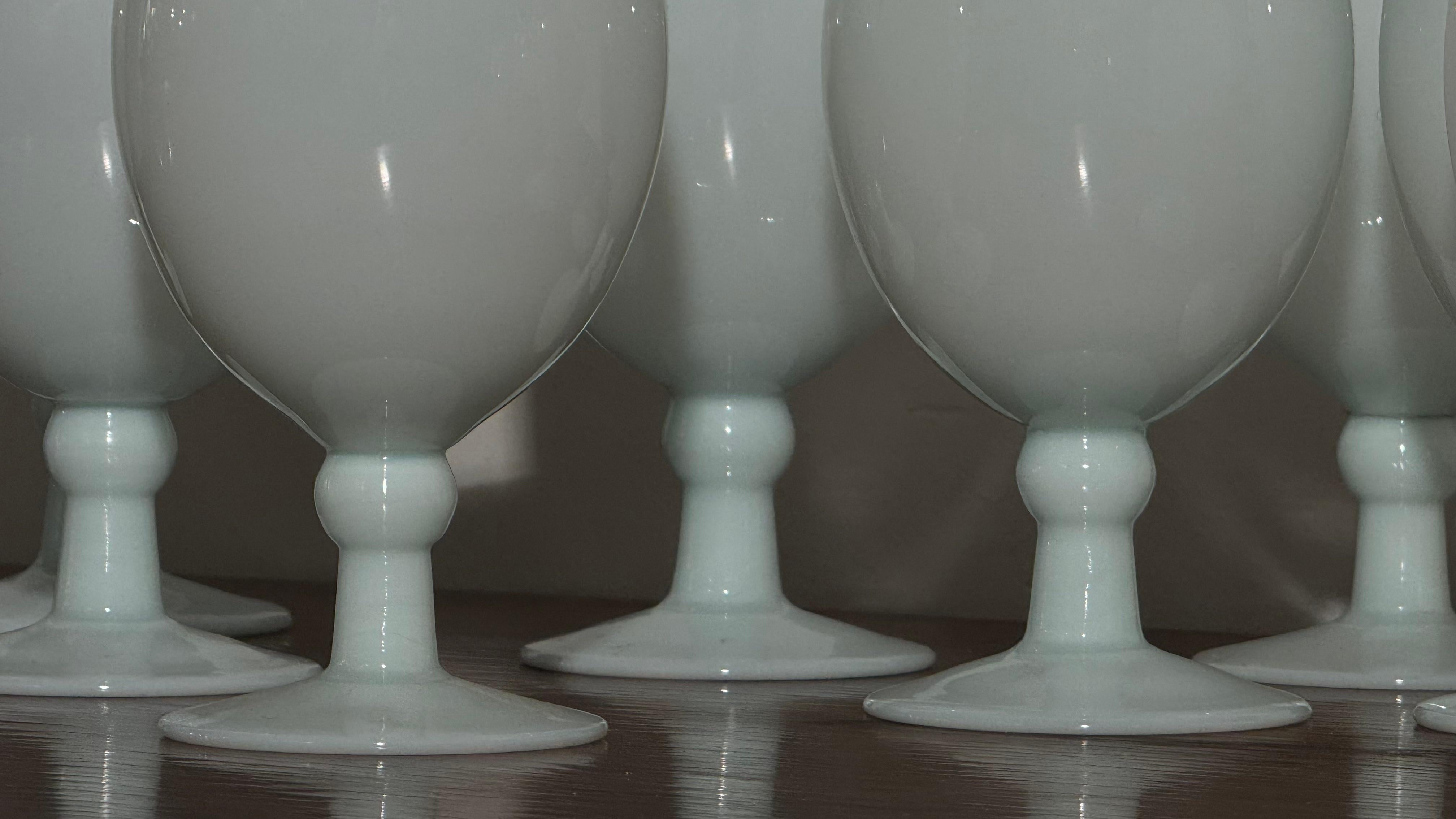 Antiker Satz von neun Opal-Weingläsern, handgefertigt in Frankreich, Portieux Vallerys (Frühes 20. Jahrhundert) im Angebot