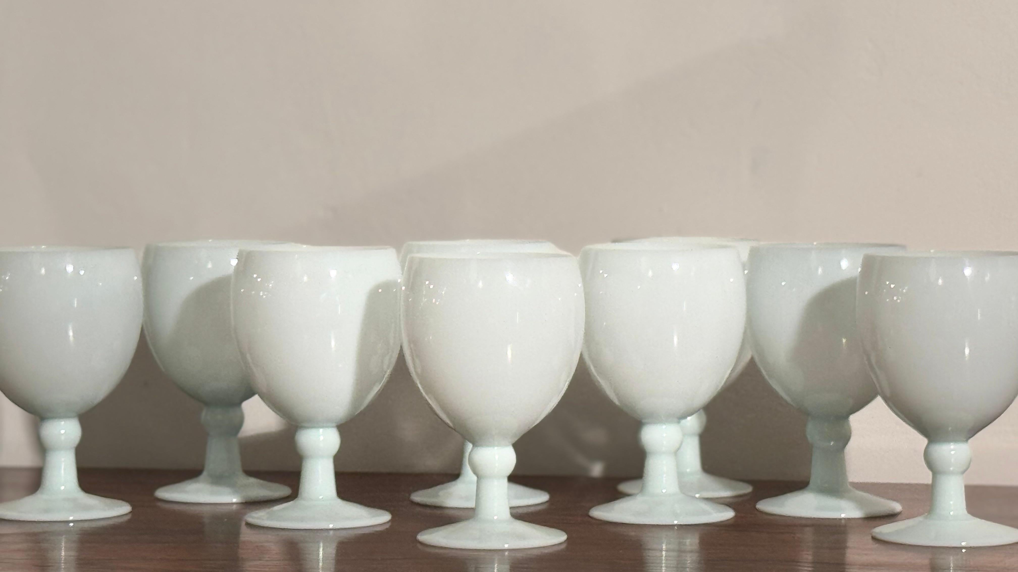 Antiker Satz von neun Opal-Weingläsern, handgefertigt in Frankreich, Portieux Vallerys (Opalglas) im Angebot