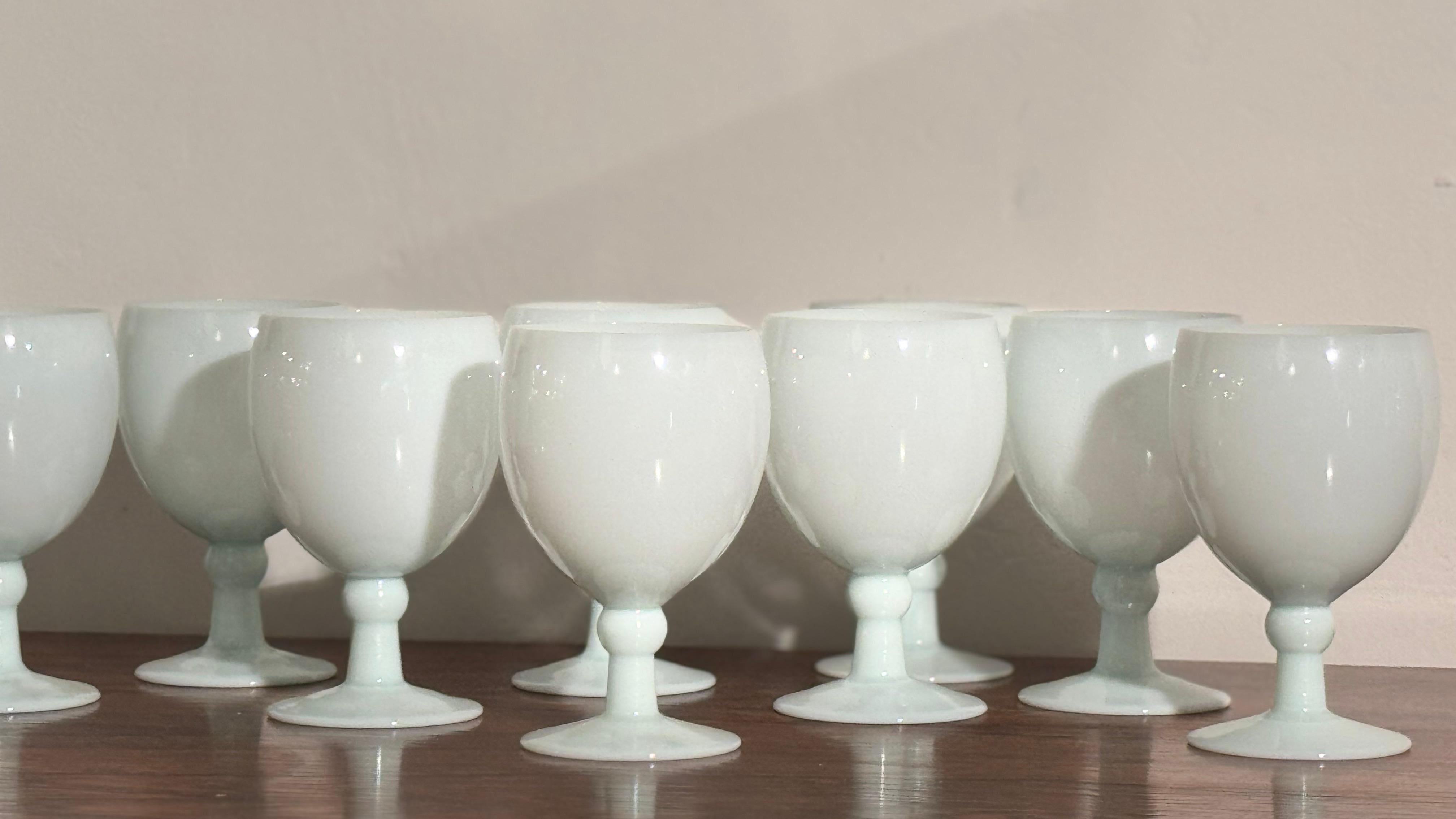 Antiker Satz von neun Opal-Weingläsern, handgefertigt in Frankreich, Portieux Vallerys im Angebot 1