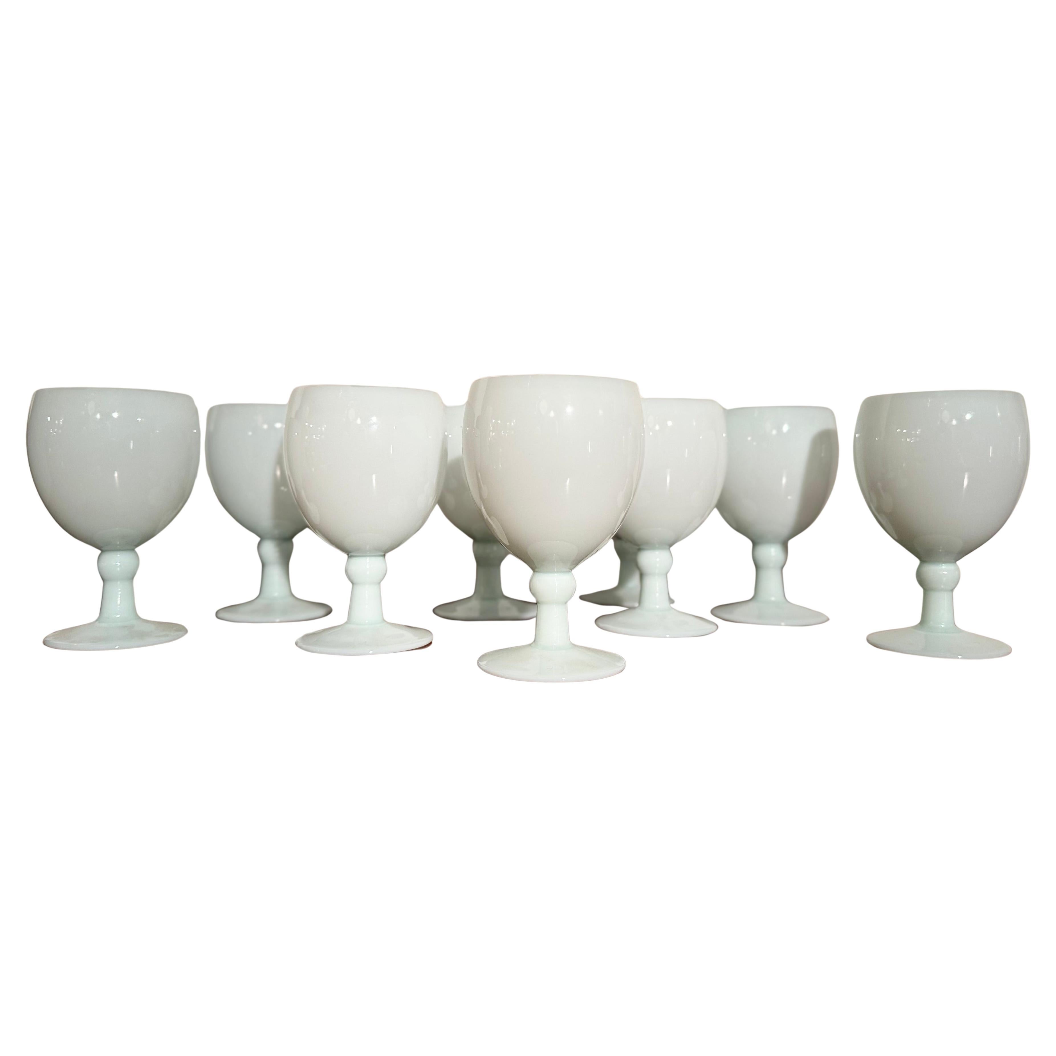 Antiker Satz von neun Opal-Weingläsern, handgefertigt in Frankreich, Portieux Vallerys im Angebot