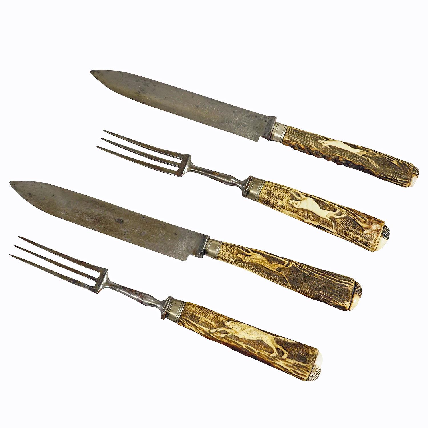 Set antique de couverts de chasse rustiques avec manches en corne de cerf sculptée

Un rare ensemble antique de 2 couteaux et 2 fourchettes. Les poignées sont en corne de cerf et décorées d'animaux sculptés à la main comme le cerf, le sanglier, le