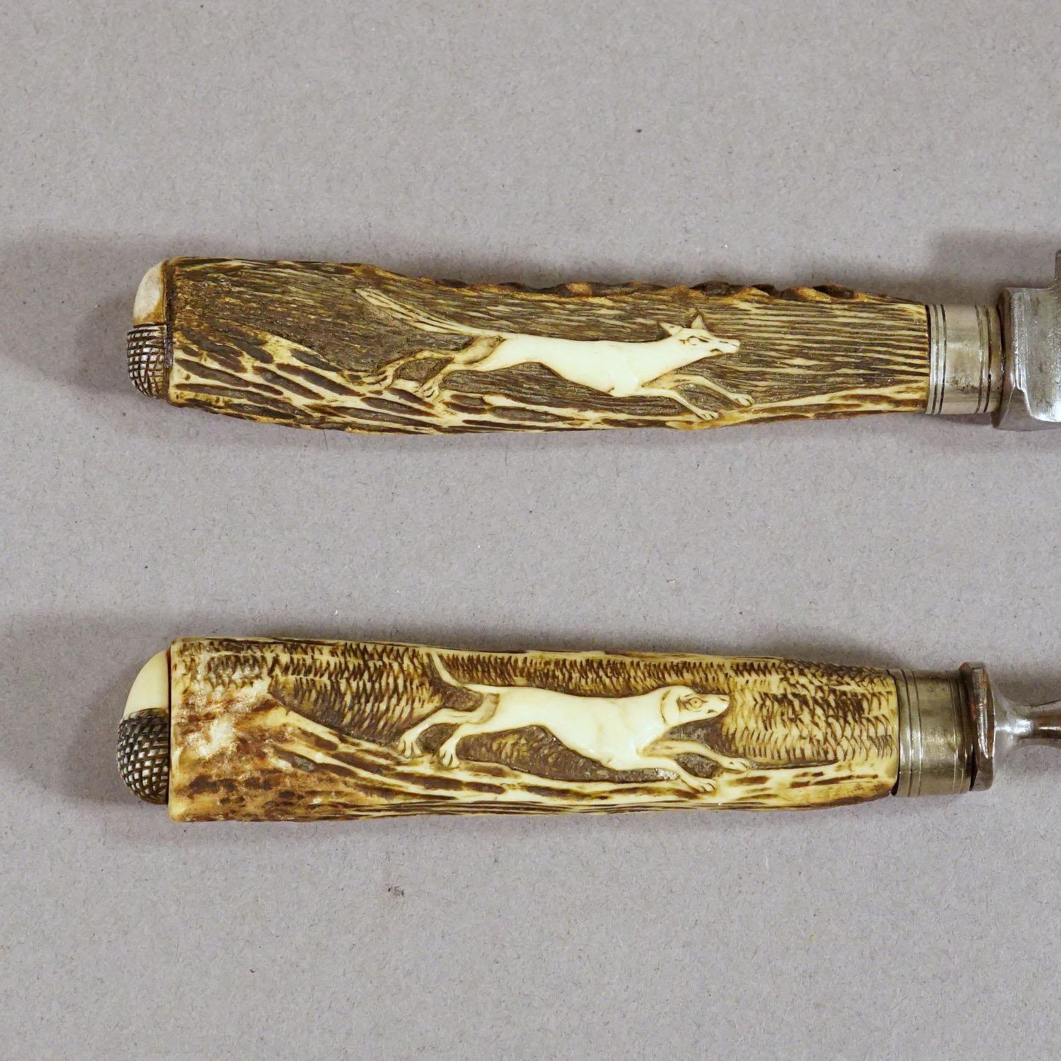 Antique Set of Rustic Hunters Cutlery with Carved Deer Horn Handles In Good Condition For Sale In Berghuelen, DE
