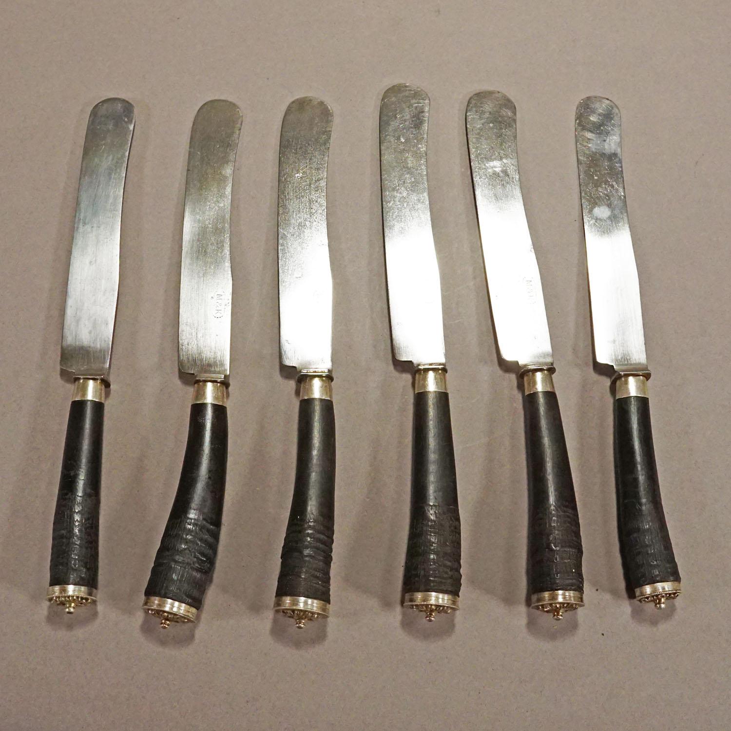 Forêt-Noire Set antique de couteaux de chasse rustiques avec manches en corne de chamois en vente