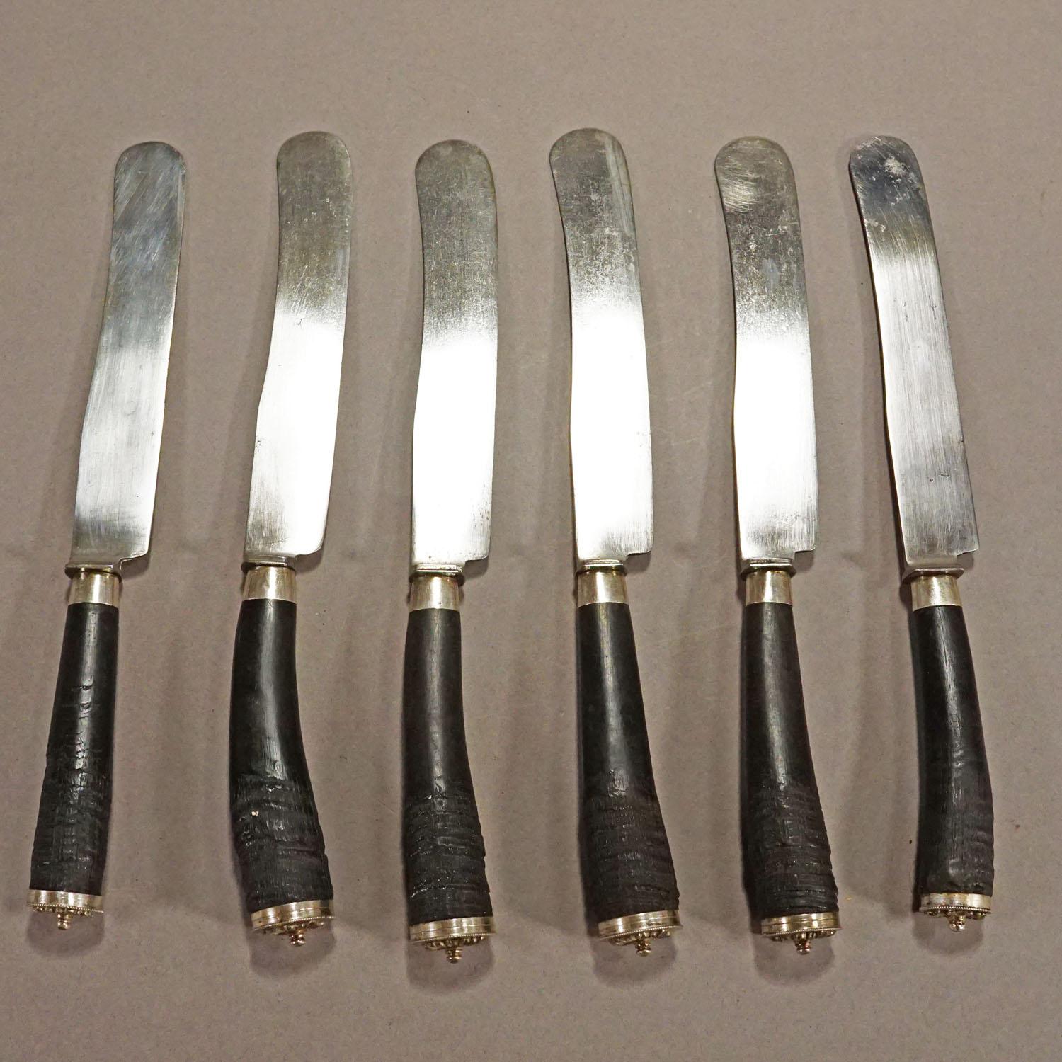 Allemand Set antique de couteaux de chasse rustiques avec manches en corne de chamois en vente