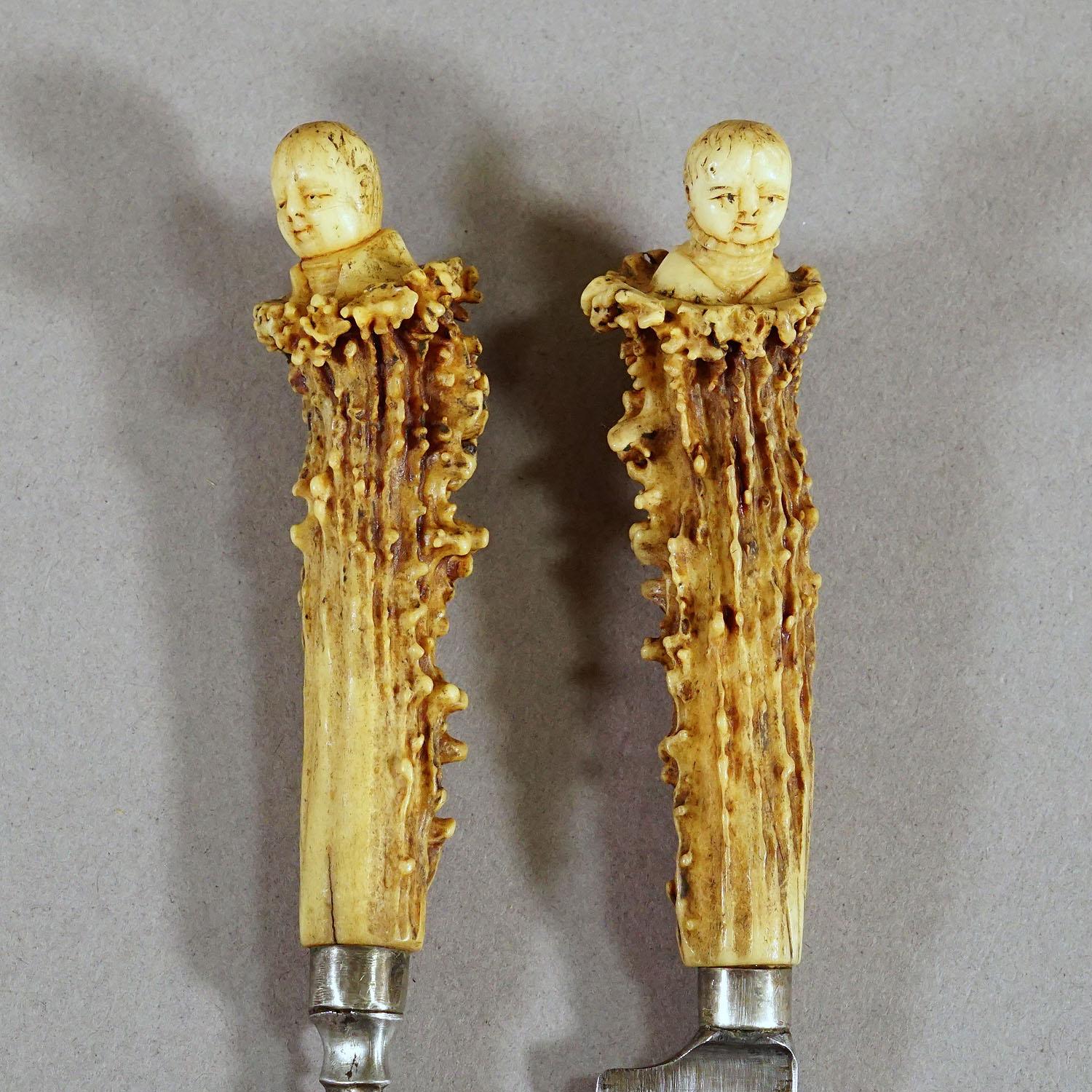 Ensemble antique de couverts de service rustiques avec manches en corne sculptée, 19e siècle Bon état - En vente à Berghuelen, DE