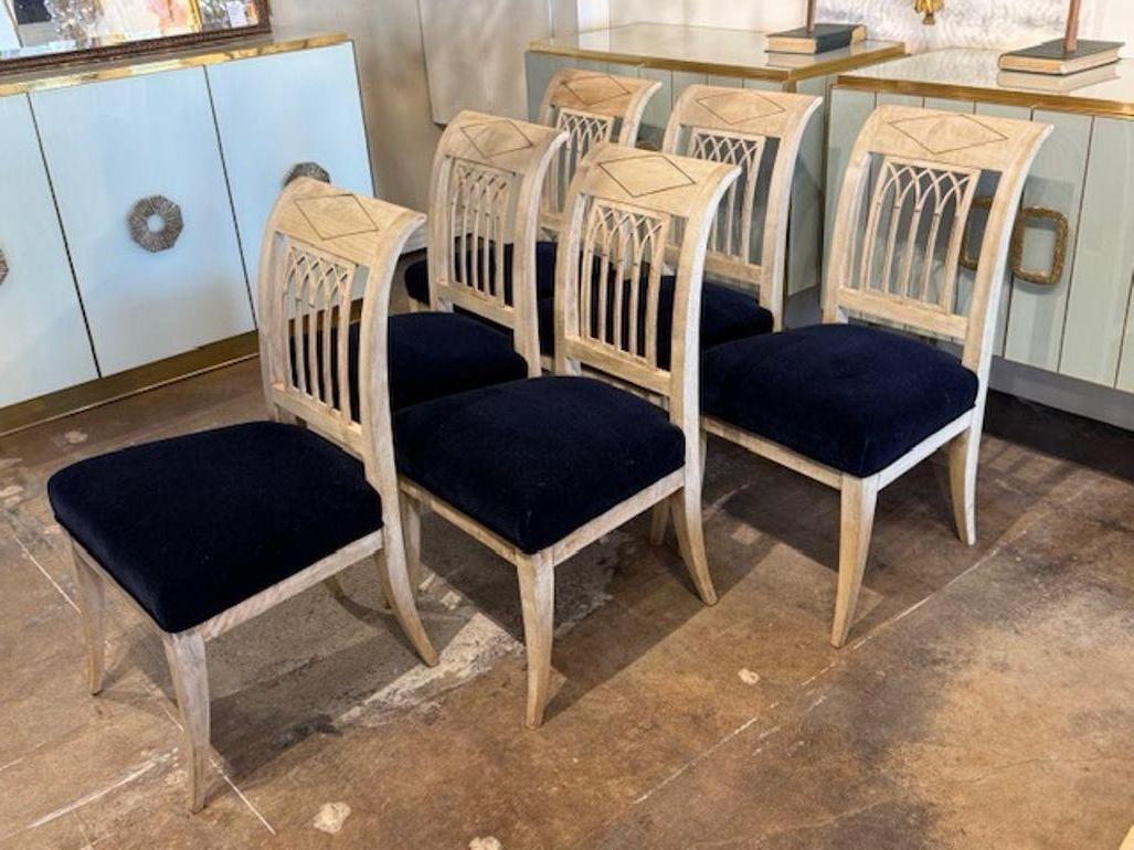 Fabricada en estilo Imperio, conocido por sus líneas neoclásicas, siluetas fuertes y presencia regia. La caoba blanqueada confiere a la forma tradicional un aspecto fresco y aireado, perfecto para interiores modernos que aún anhelan el encanto