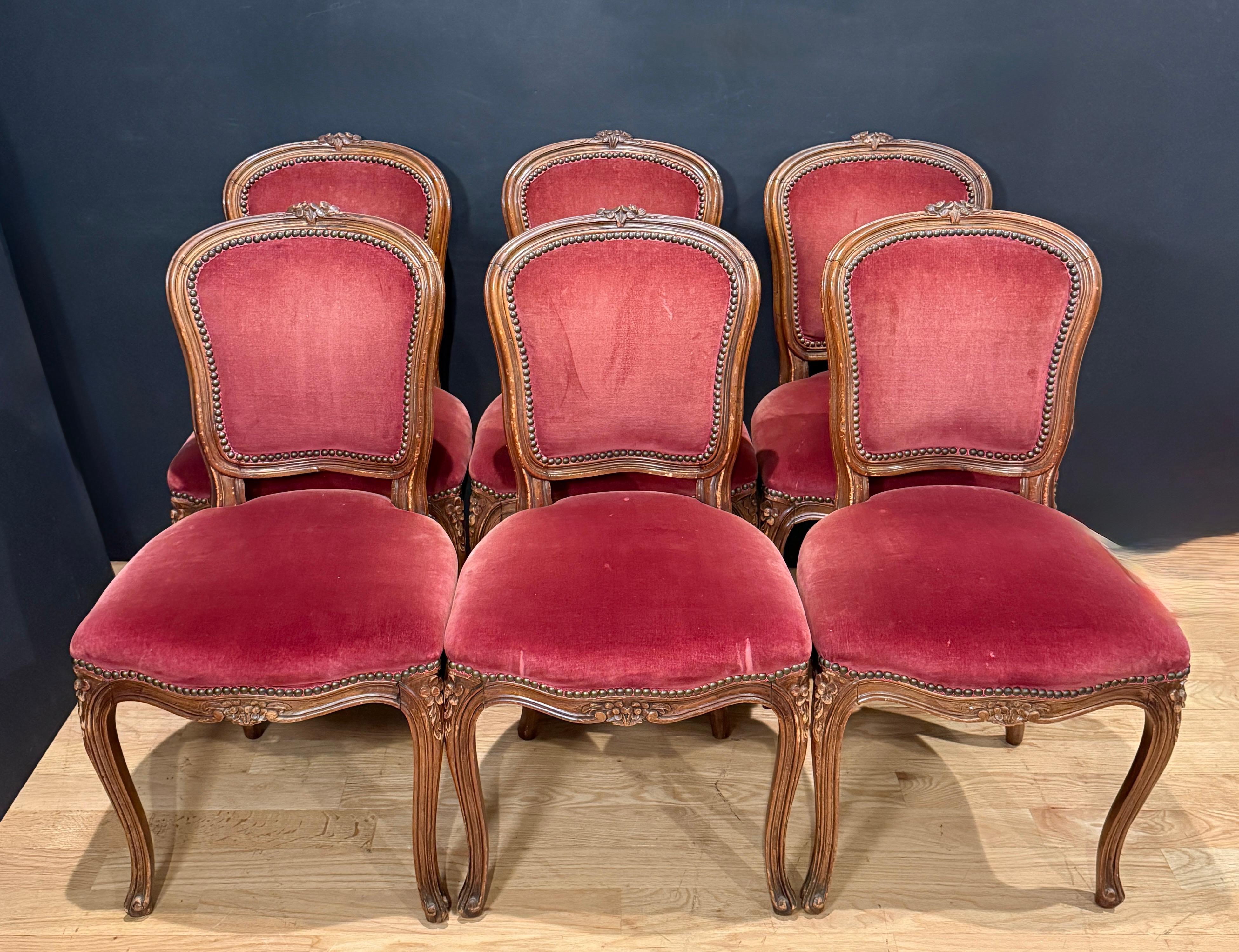 Un élégant ensemble de six chaises de salle à manger françaises anciennes du 19ème siècle, fabriquées dans le style Louis XV. Magnifiquement fabriqué à la main en noyer patiné avec des zones de caractère en relief. Les chaises sont recouvertes d'un
