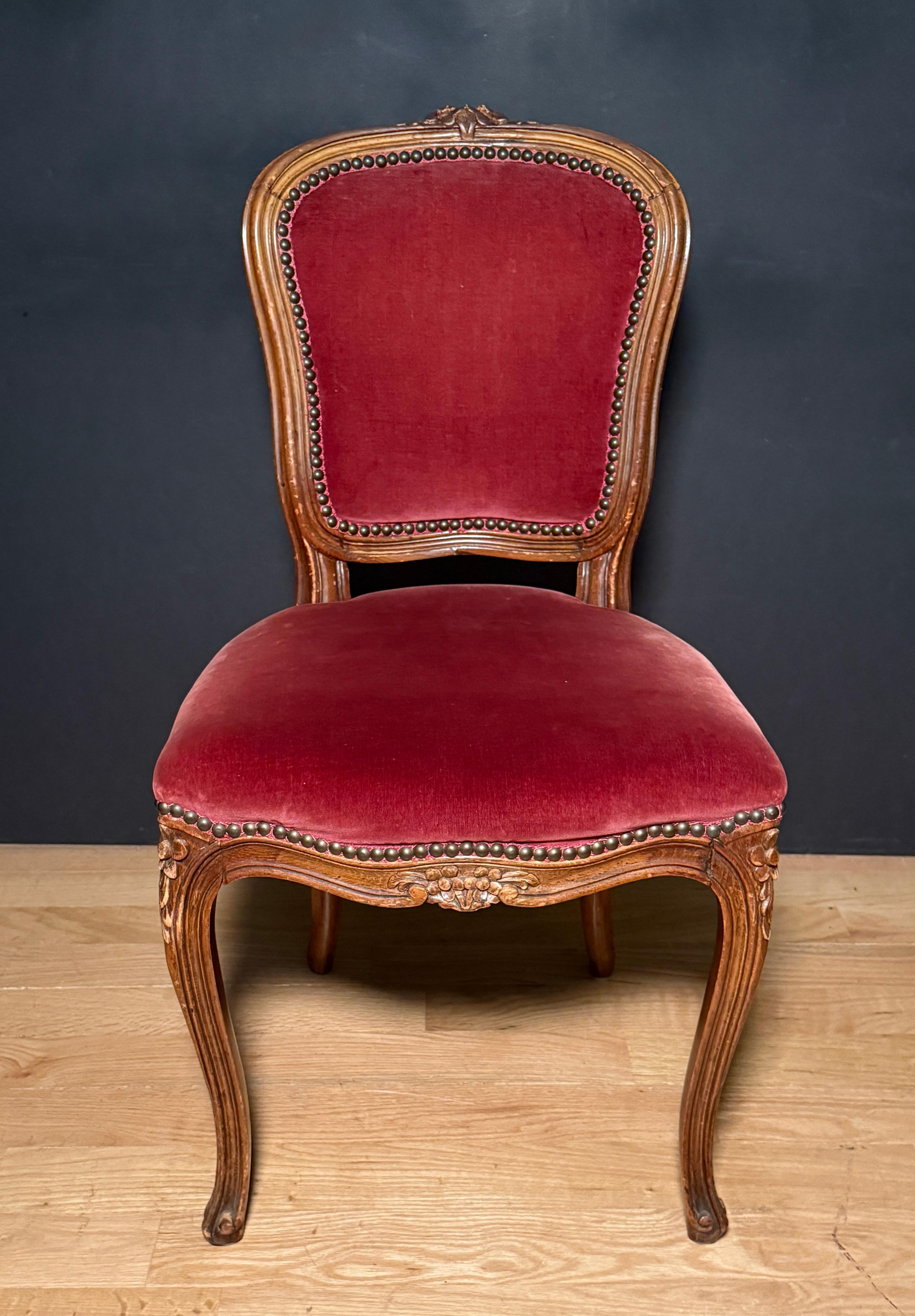 Français Ensemble ancien de six chaises de salle à manger en noyer sculpté de style Louis XV en vente