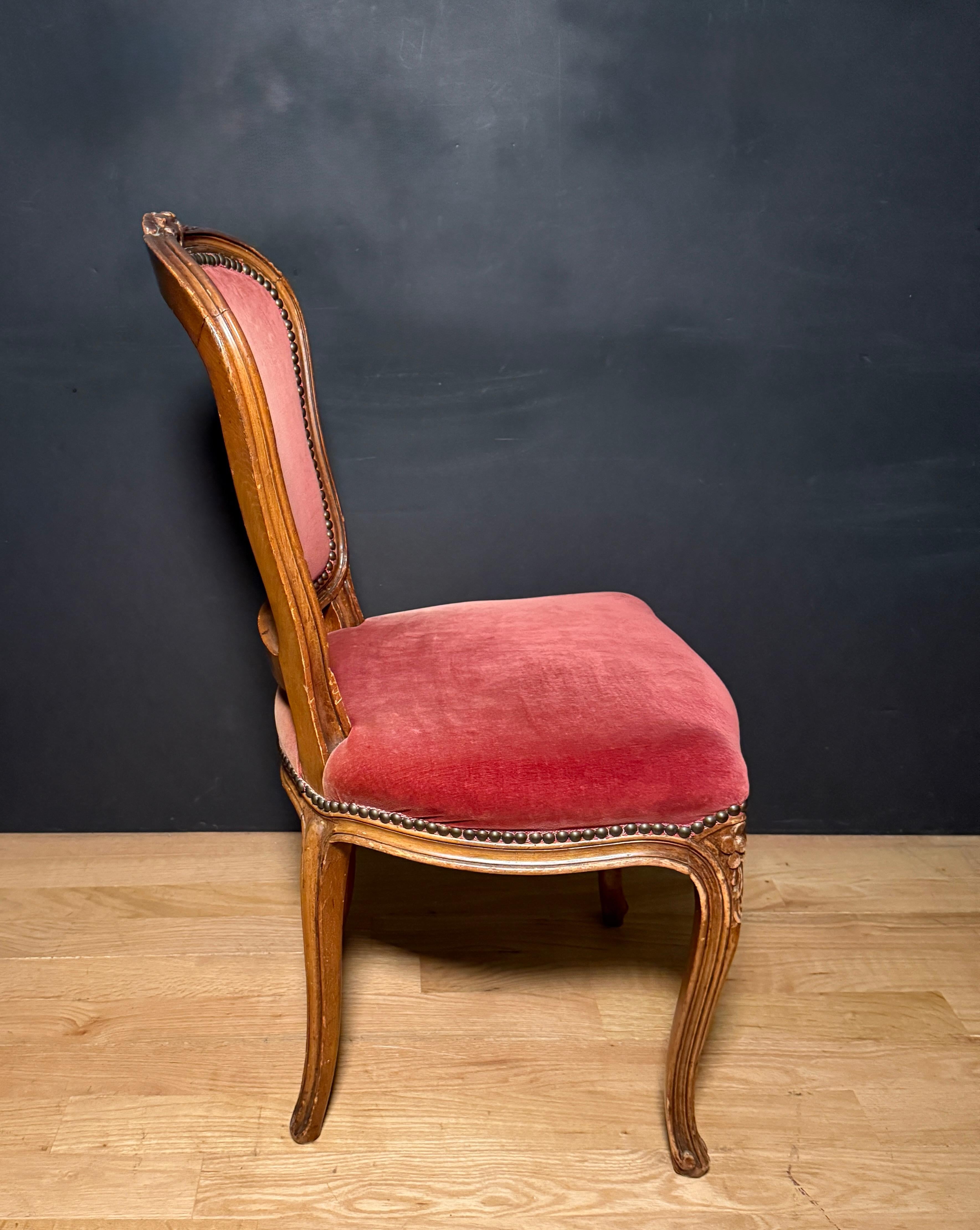 Ensemble ancien de six chaises de salle à manger en noyer sculpté de style Louis XV Bon état - En vente à Norwood, NJ