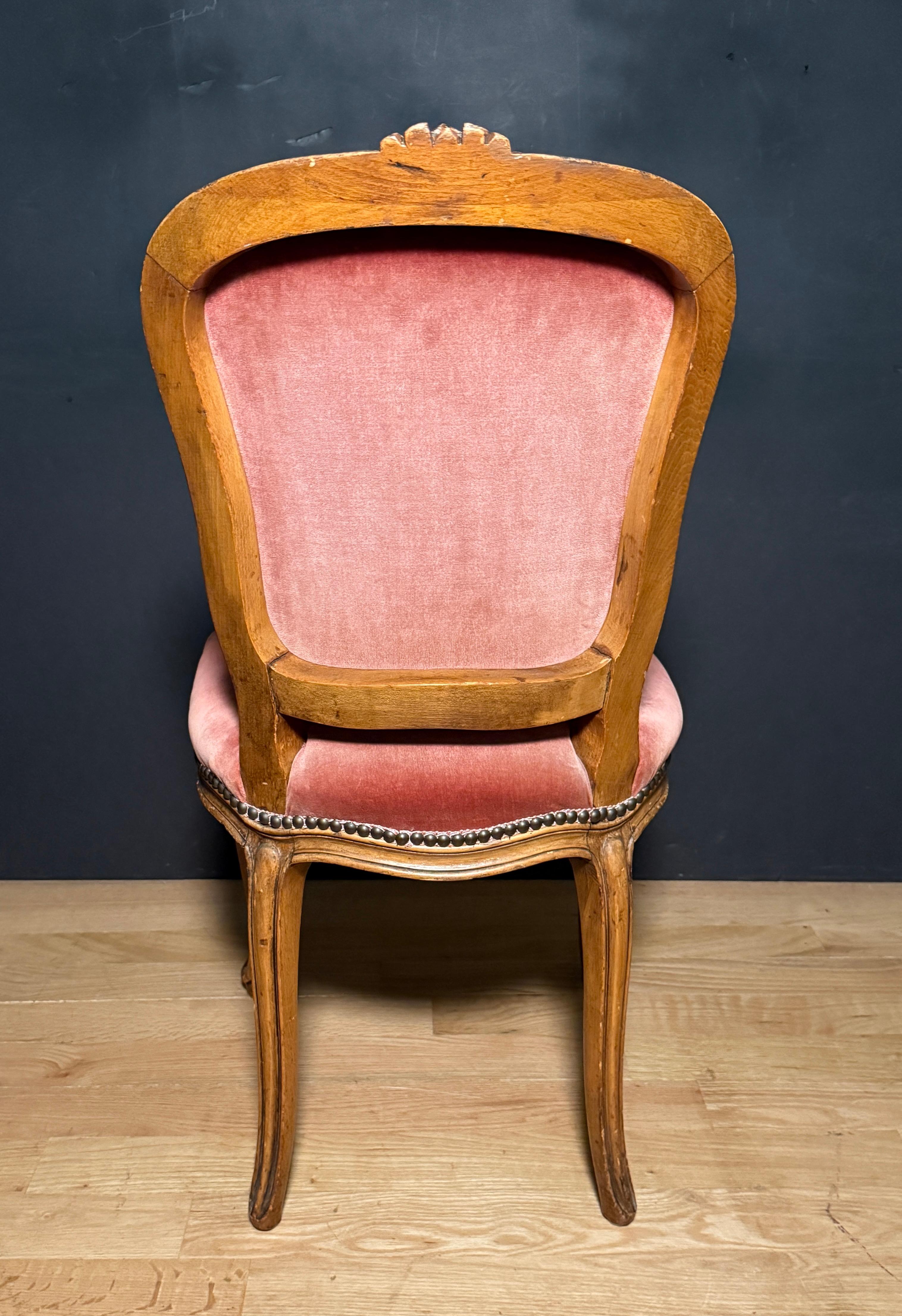 XIXe siècle Ensemble ancien de six chaises de salle à manger en noyer sculpté de style Louis XV en vente