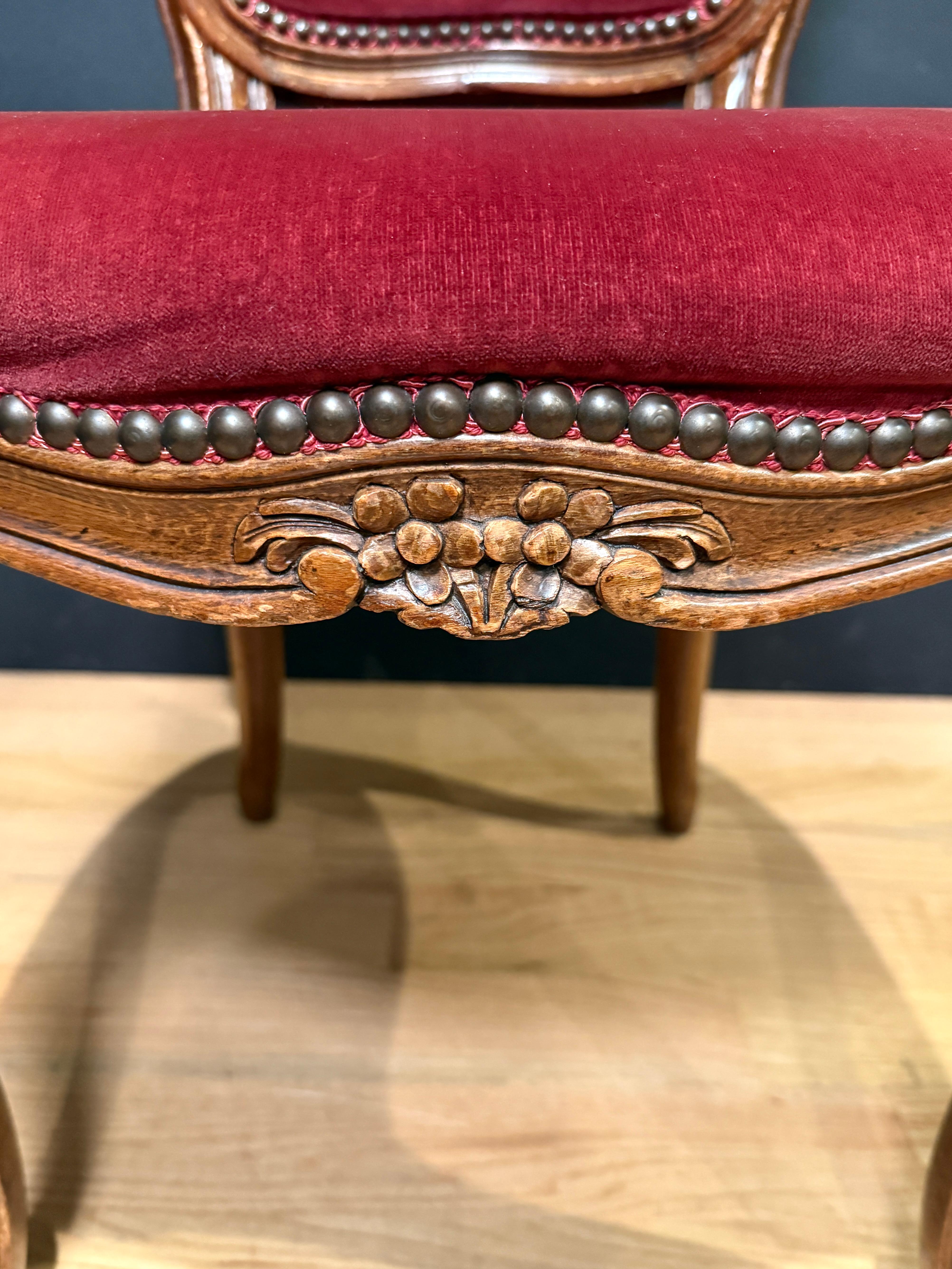 Tissu d'ameublement Ensemble ancien de six chaises de salle à manger en noyer sculpté de style Louis XV en vente