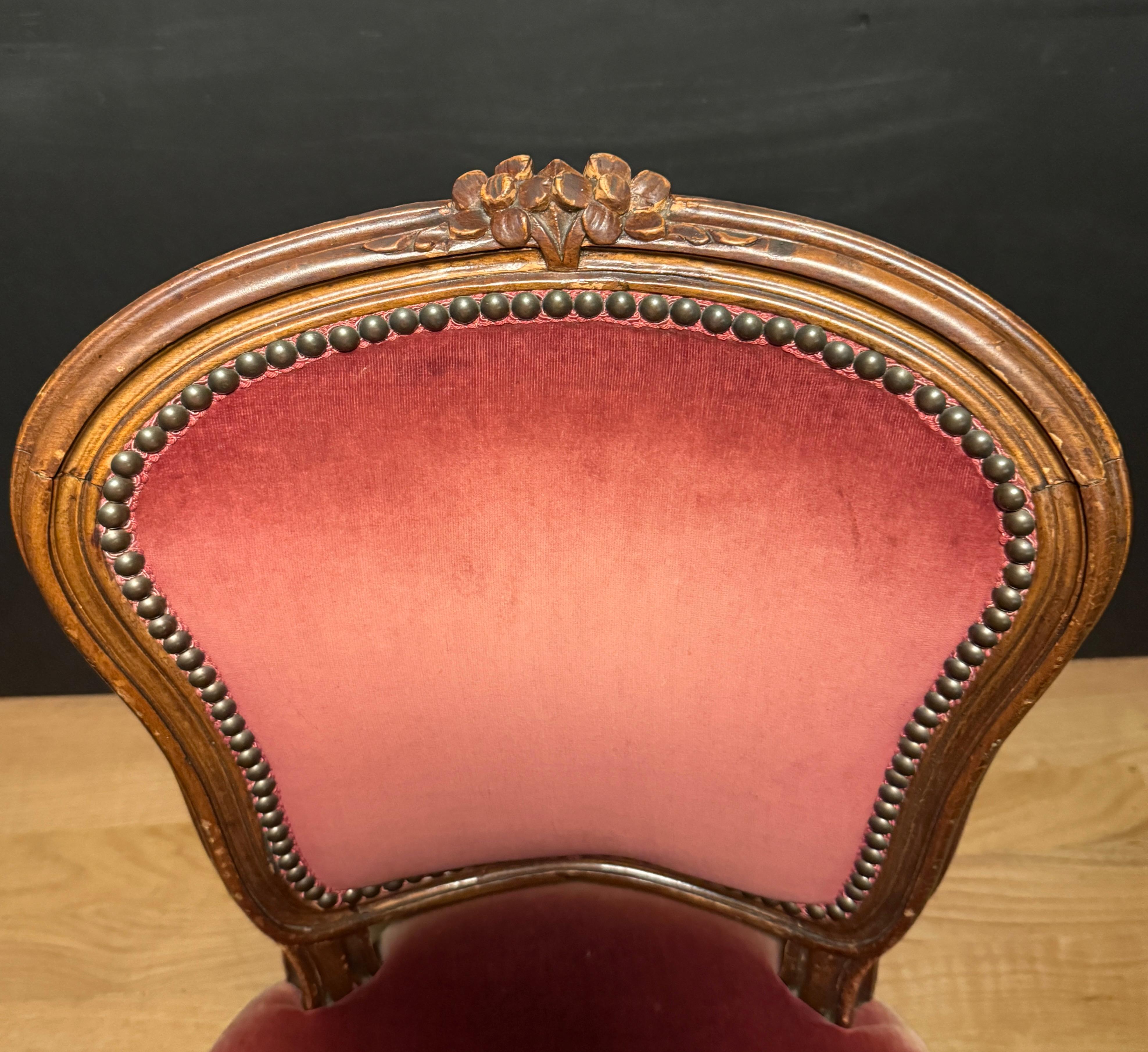 Ensemble ancien de six chaises de salle à manger en noyer sculpté de style Louis XV en vente 1