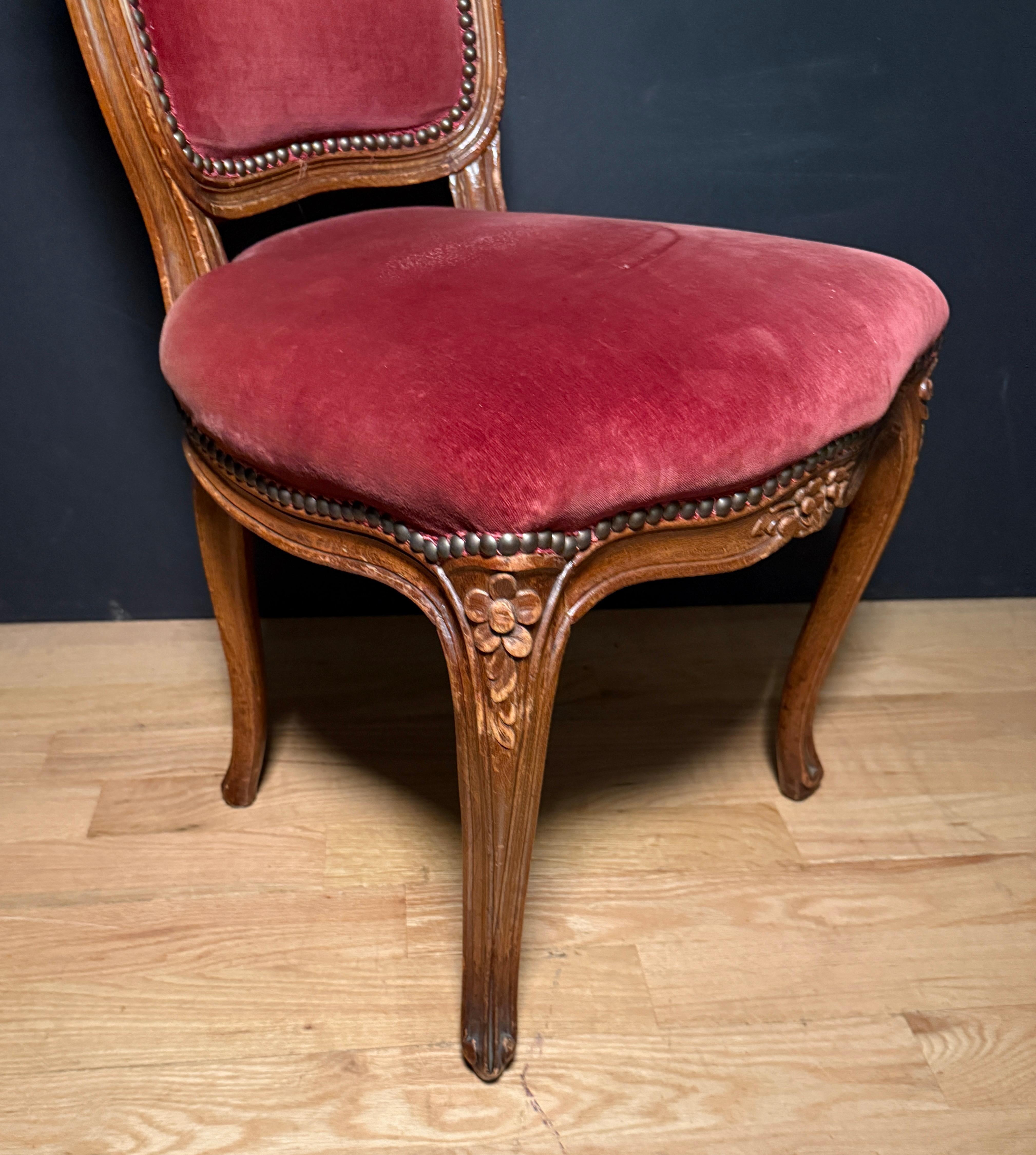 Ensemble ancien de six chaises de salle à manger en noyer sculpté de style Louis XV en vente 2