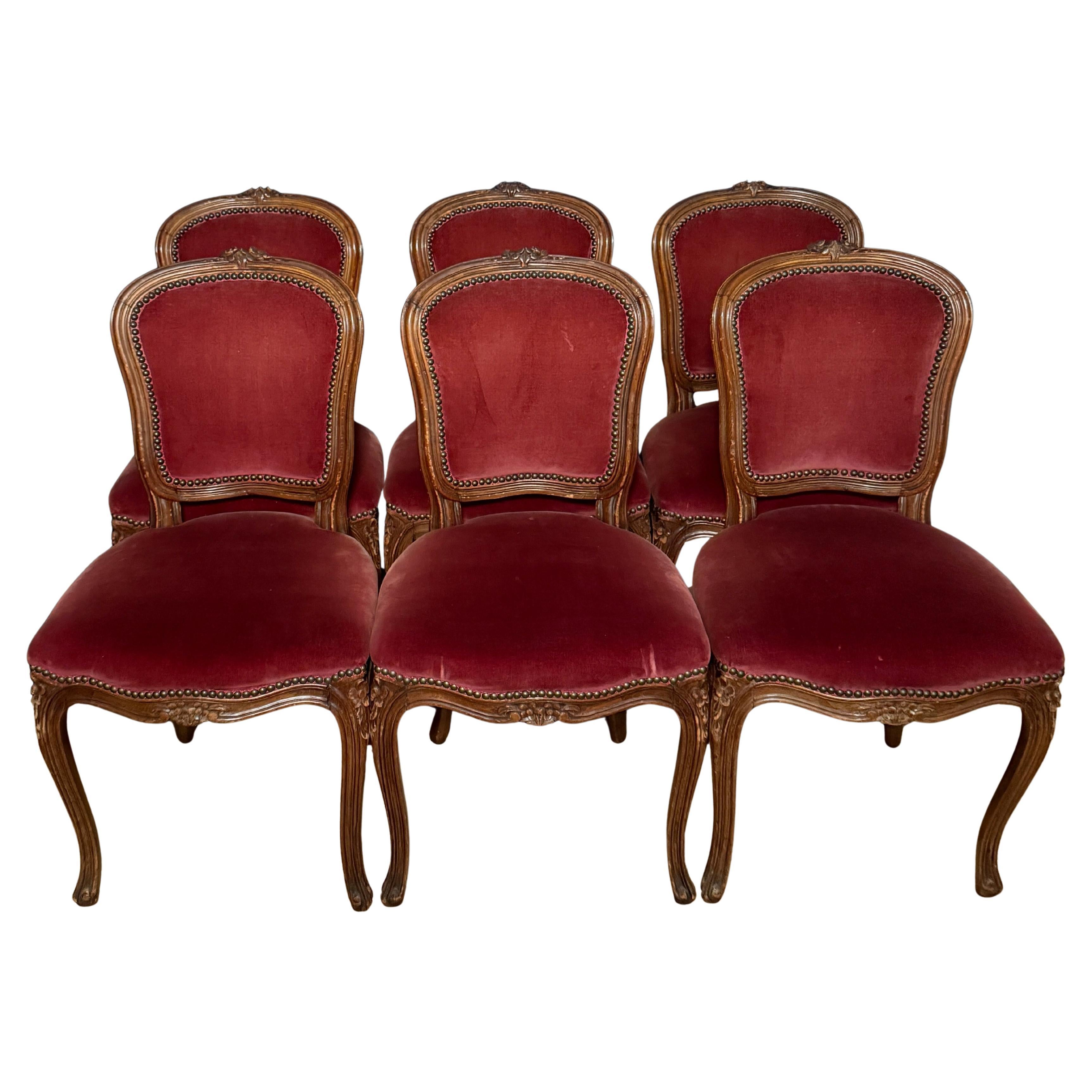 Ensemble ancien de six chaises de salle à manger en noyer sculpté de style Louis XV