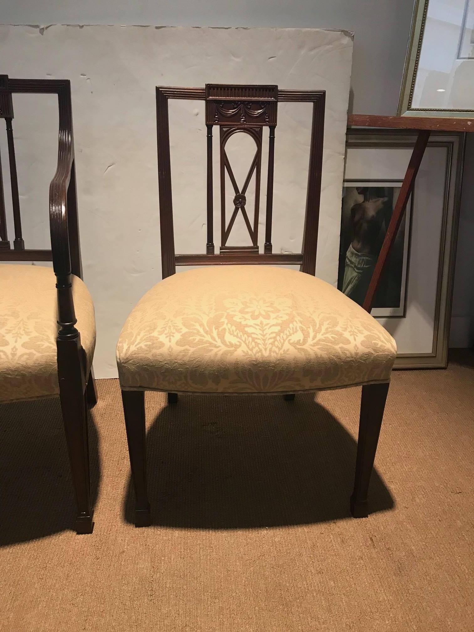 Antique Set of Six Hand Carved Mahogany Hepplewhite Dining Chairs In Excellent Condition In Lambertville, NJ