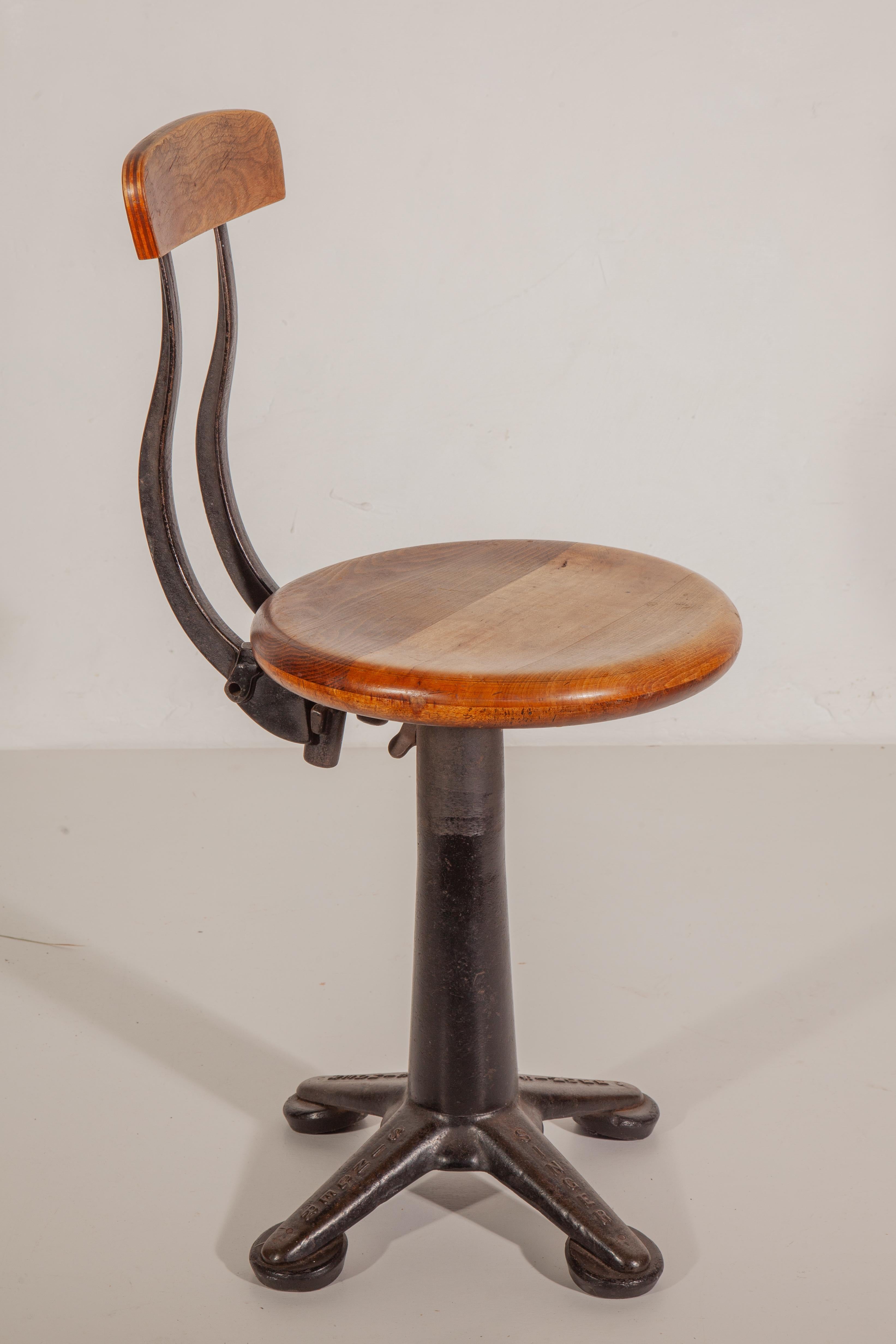 Ein seltener Sammler-Satz von sechs ikonischen Singer-Fabrik-Federstühlen und Hockern, entworfen in den USA und hergestellt im Vereinigten Königreich, 1920er Jahre. Der Satz von sechs Stühlen, Hockern sind aus Gusseisen Basen mit gefederten Rücken,