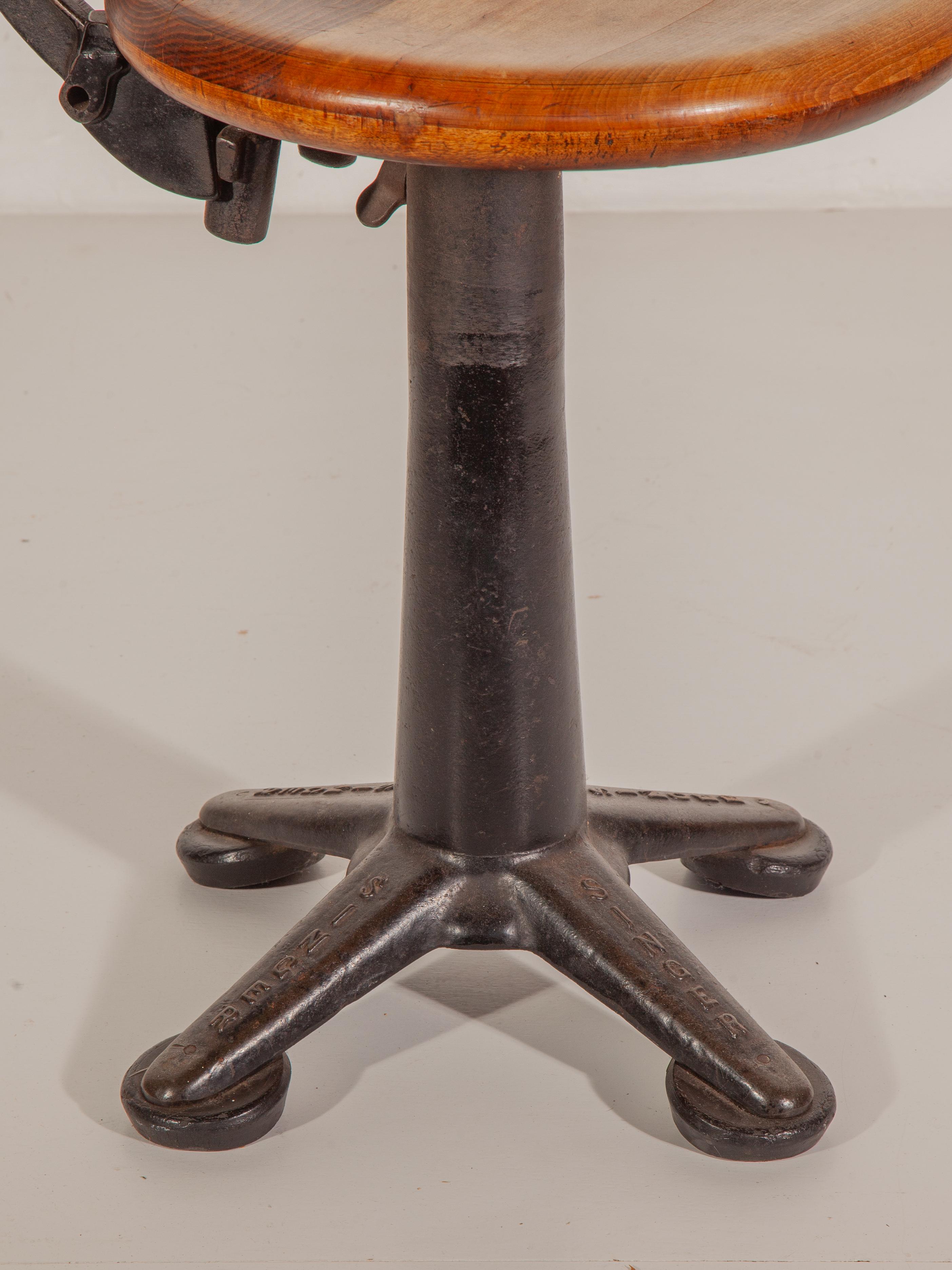 Antiker Satz von sechs verstellbaren Singer-Nähstühlen, Hocker, 1920er Jahre (Industriell) im Angebot