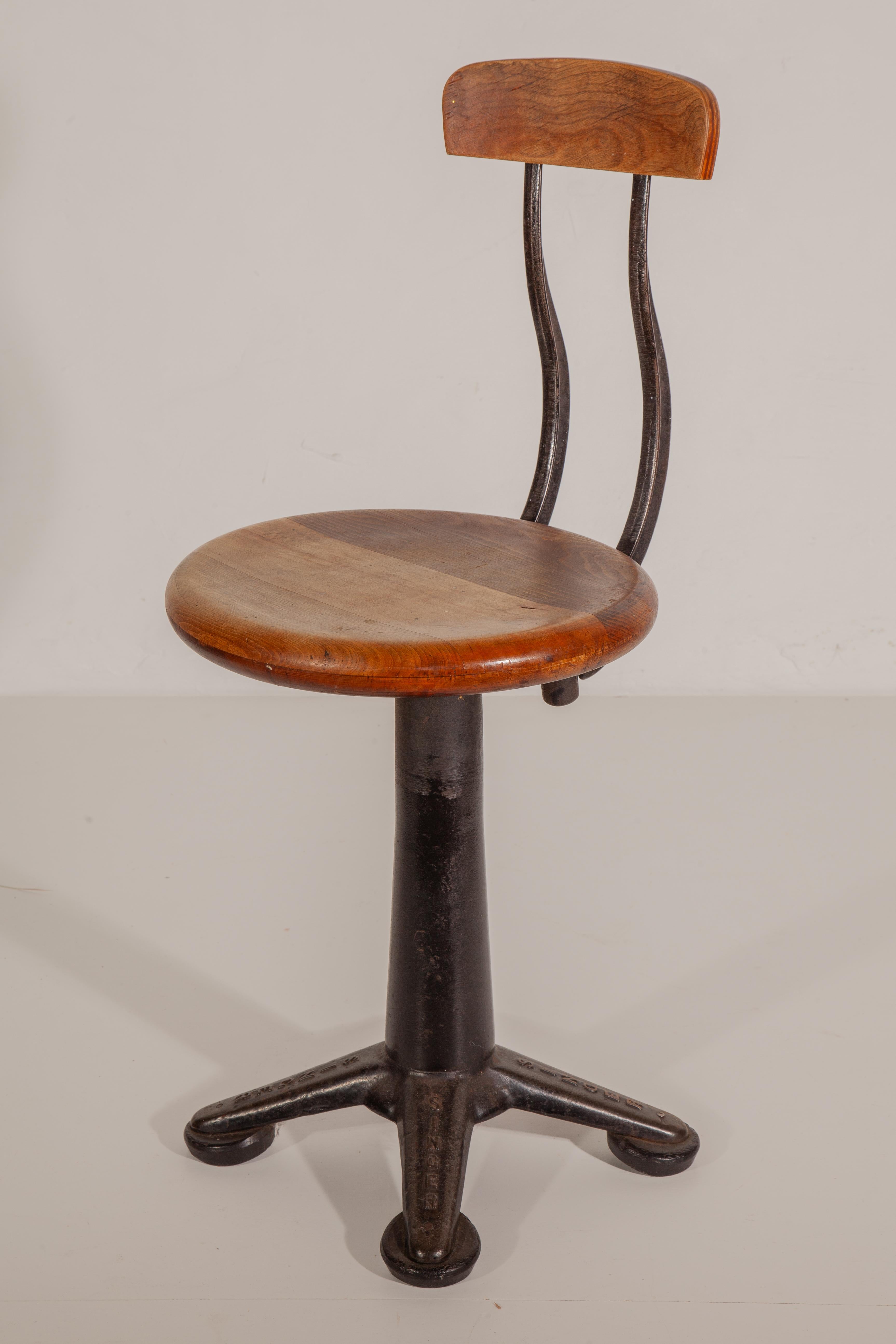 Antiker Satz von sechs verstellbaren Singer-Nähstühlen, Hocker, 1920er Jahre (Handgefertigt) im Angebot
