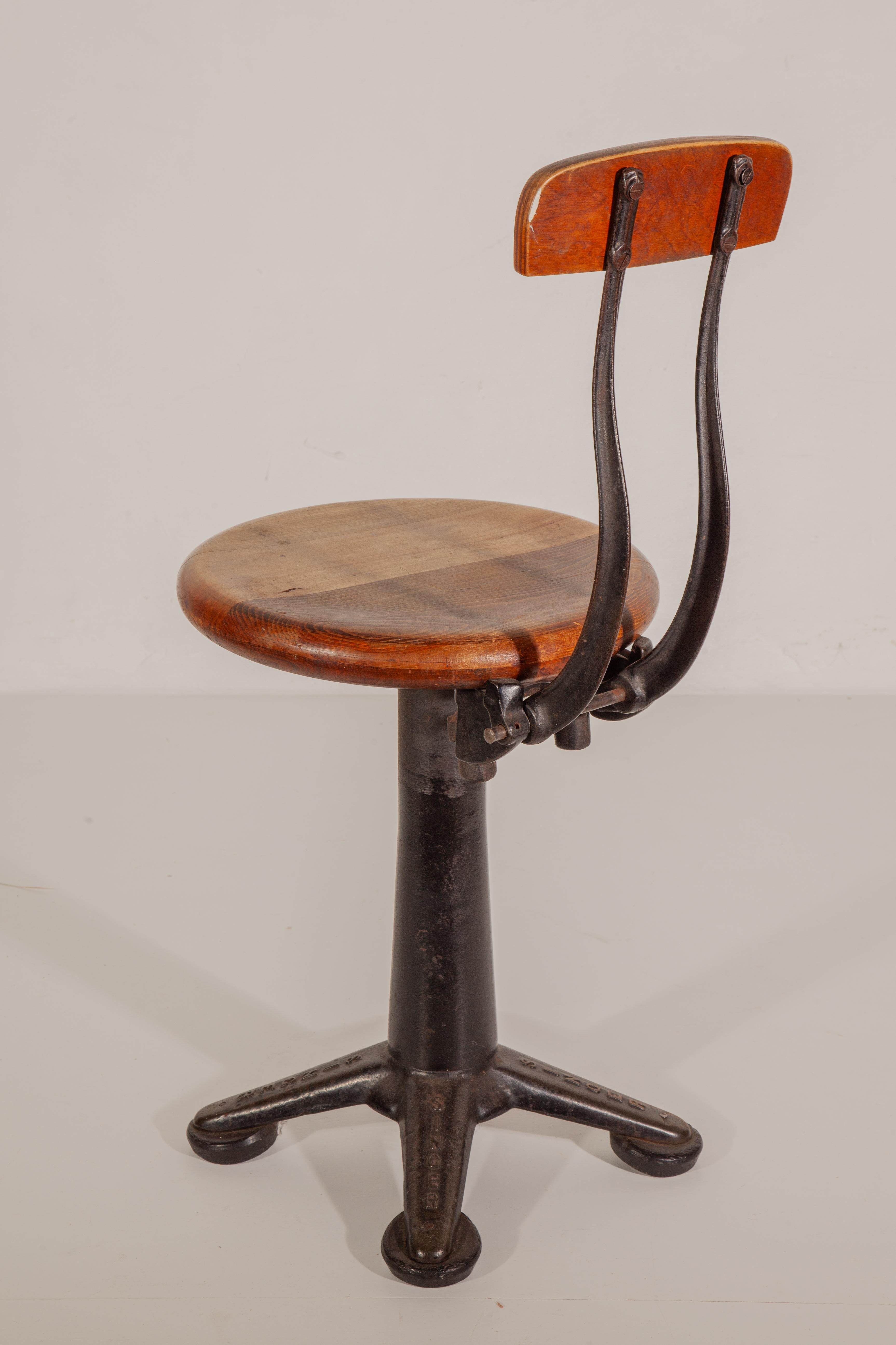 Antiker Satz von sechs verstellbaren Singer-Nähstühlen, Hocker, 1920er Jahre im Zustand „Gut“ im Angebot in Antwerp, BE