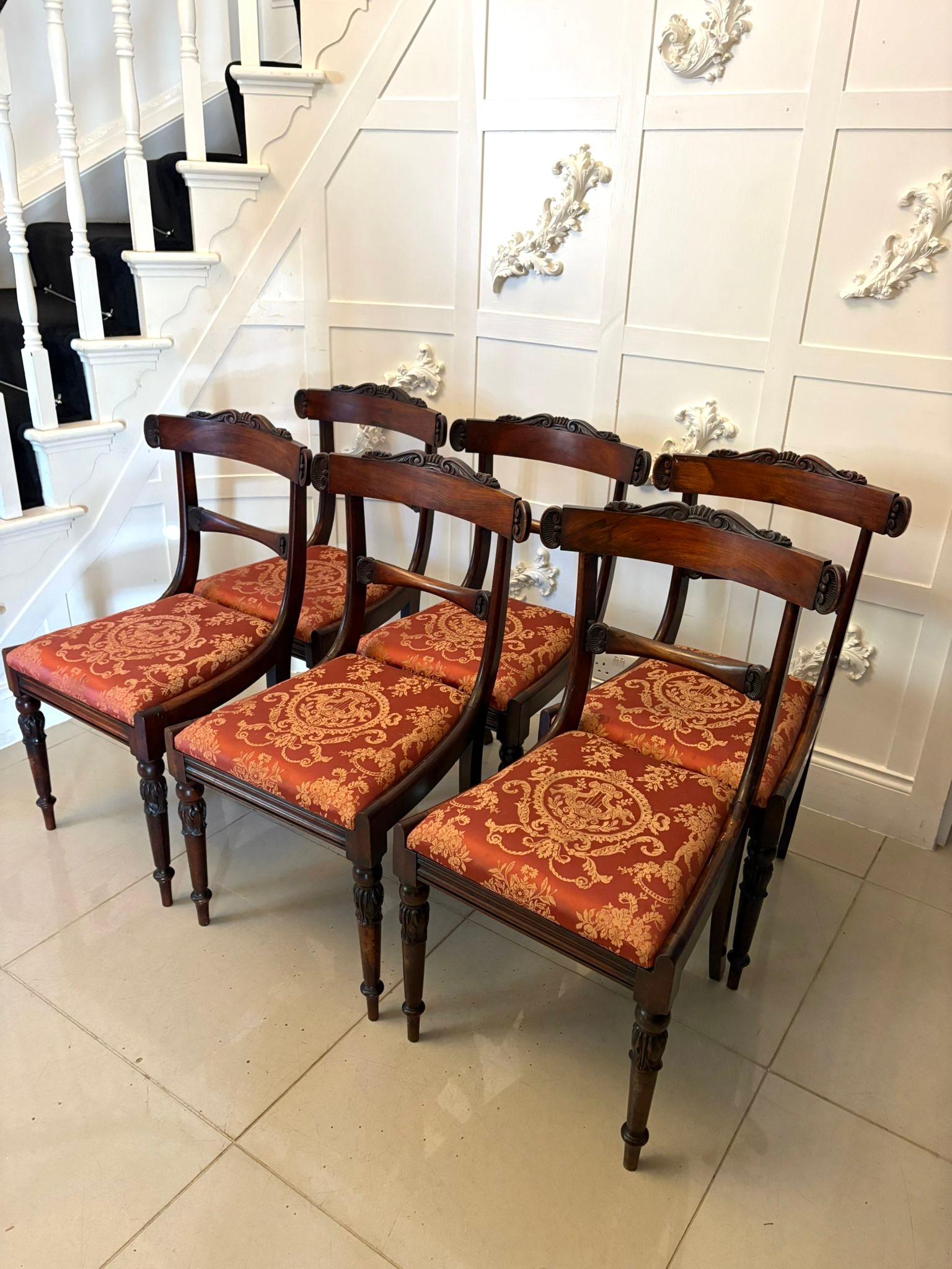 Ein feiner Satz von sechs Regency-Stühlen aus Palisanderholz mit eleganten, fließenden Linien und raffinierten geschnitzten Details. Die geformten oberen Leisten weisen geschnitzte Verzierungen auf, die in sanft geschwungene Stützen und eine