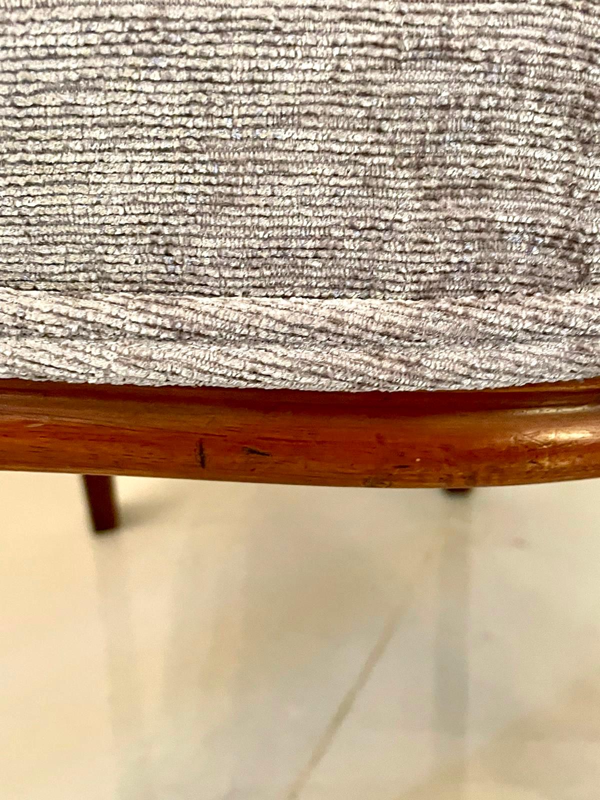 Antike Satz von sechs viktorianischen Mahagoni Esszimmerstühle mit einer Qualität Mahagoni obere Schiene und geformt geschnitzt zurück, neu gepolstert Serpentin geformt Sitze in einem hochwertigen grauen stilvollen Stoff, stehend auf geformte