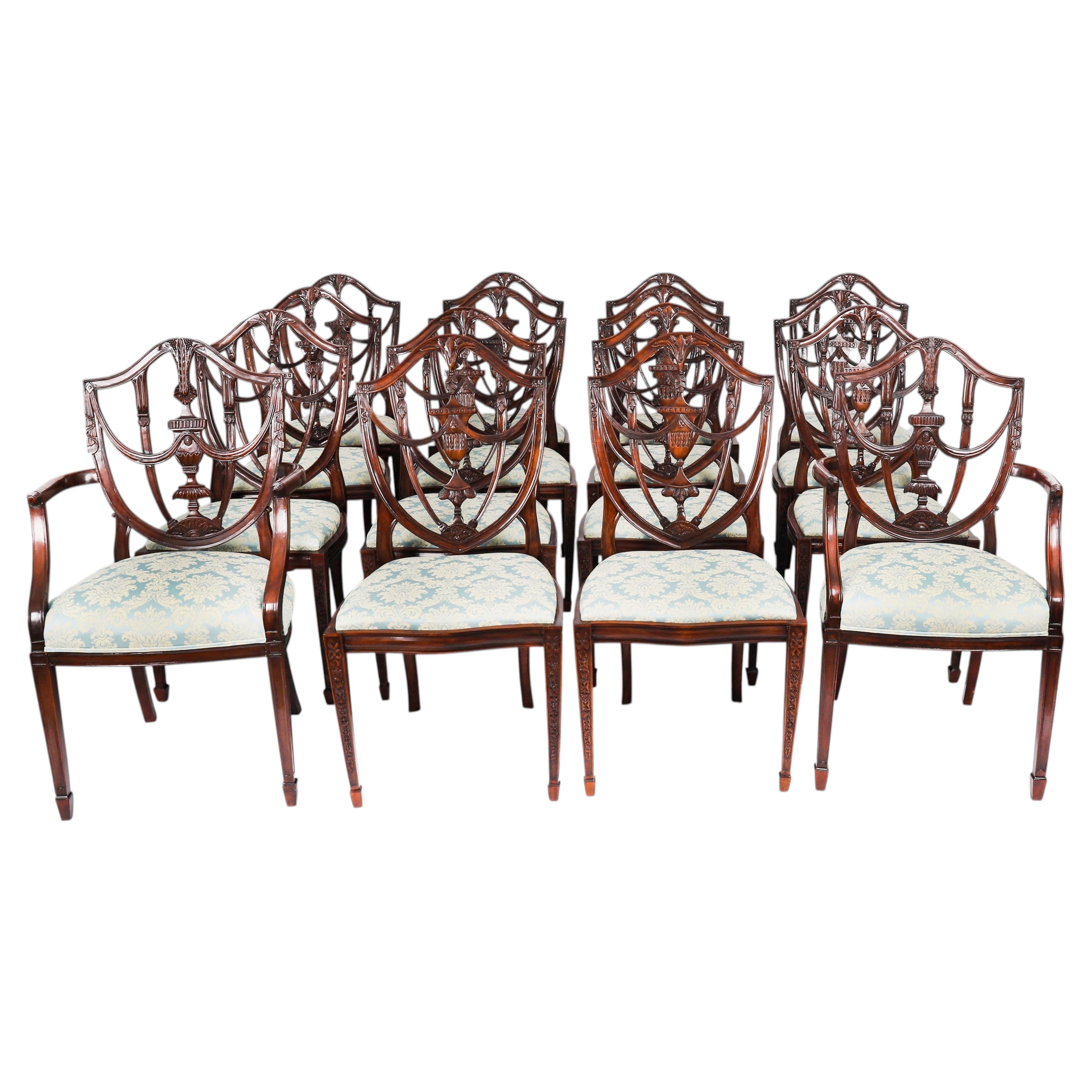 Conjunto antiguo de dieciséis sillas de comedor de estilo «Federal Revival» con respaldo en forma de escudo, del siglo XX en venta