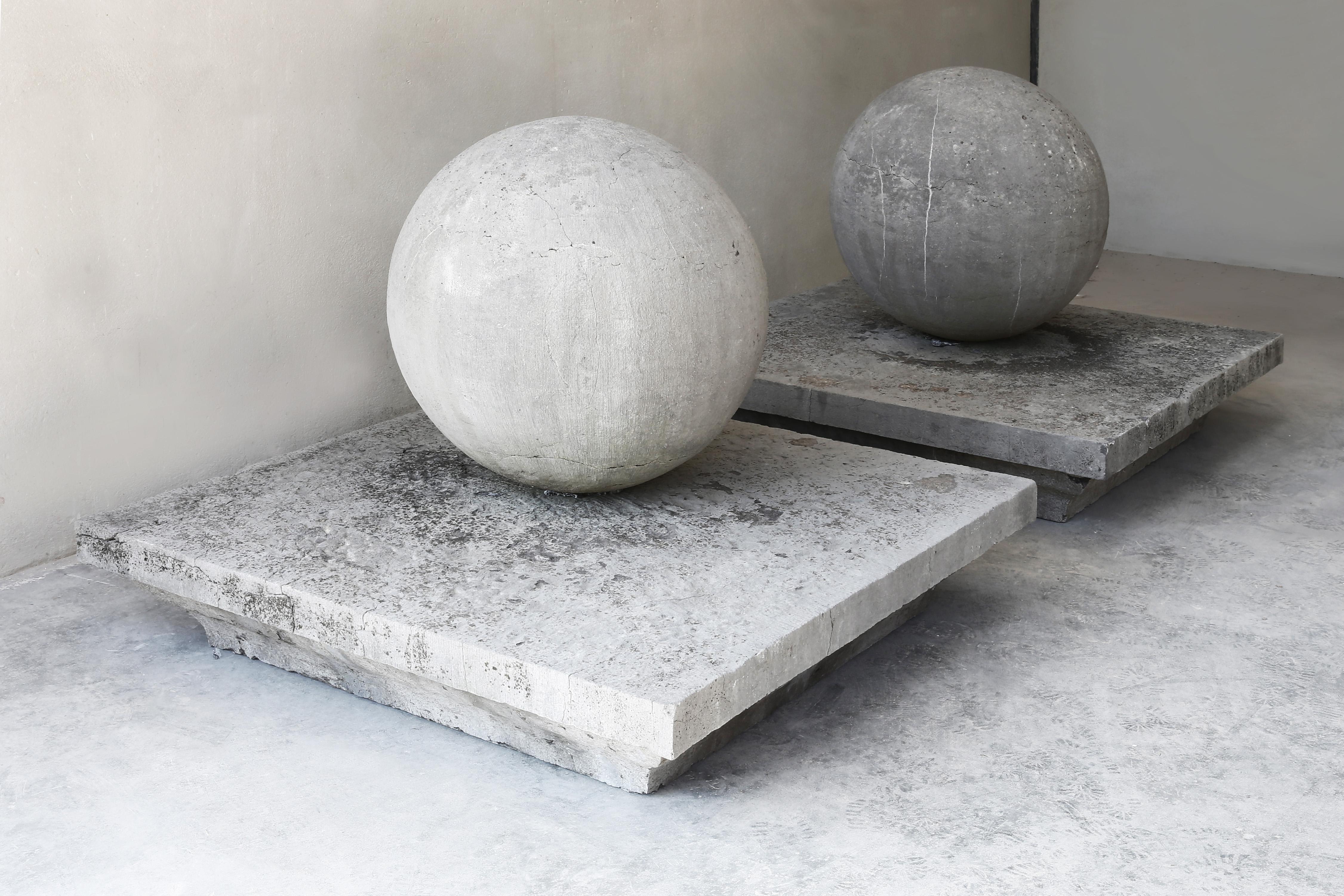 Impresionante juego de remates antiguos de piedra azul belga. 
Un conjunto único adecuado para diversas aplicaciones arquitectónicas.