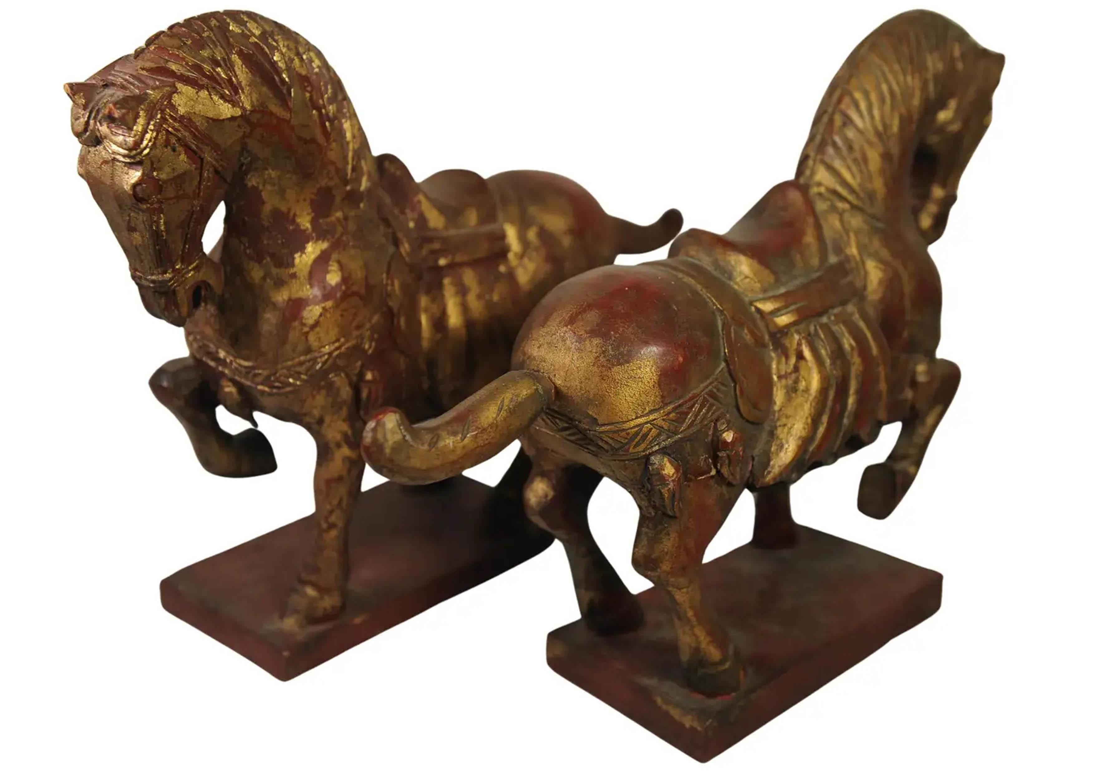 Antiker Satz von Feng Xiang Stil Tang Dynasty Hand gemalt geschnitzte chinesische Pferde (Vergoldet) im Angebot