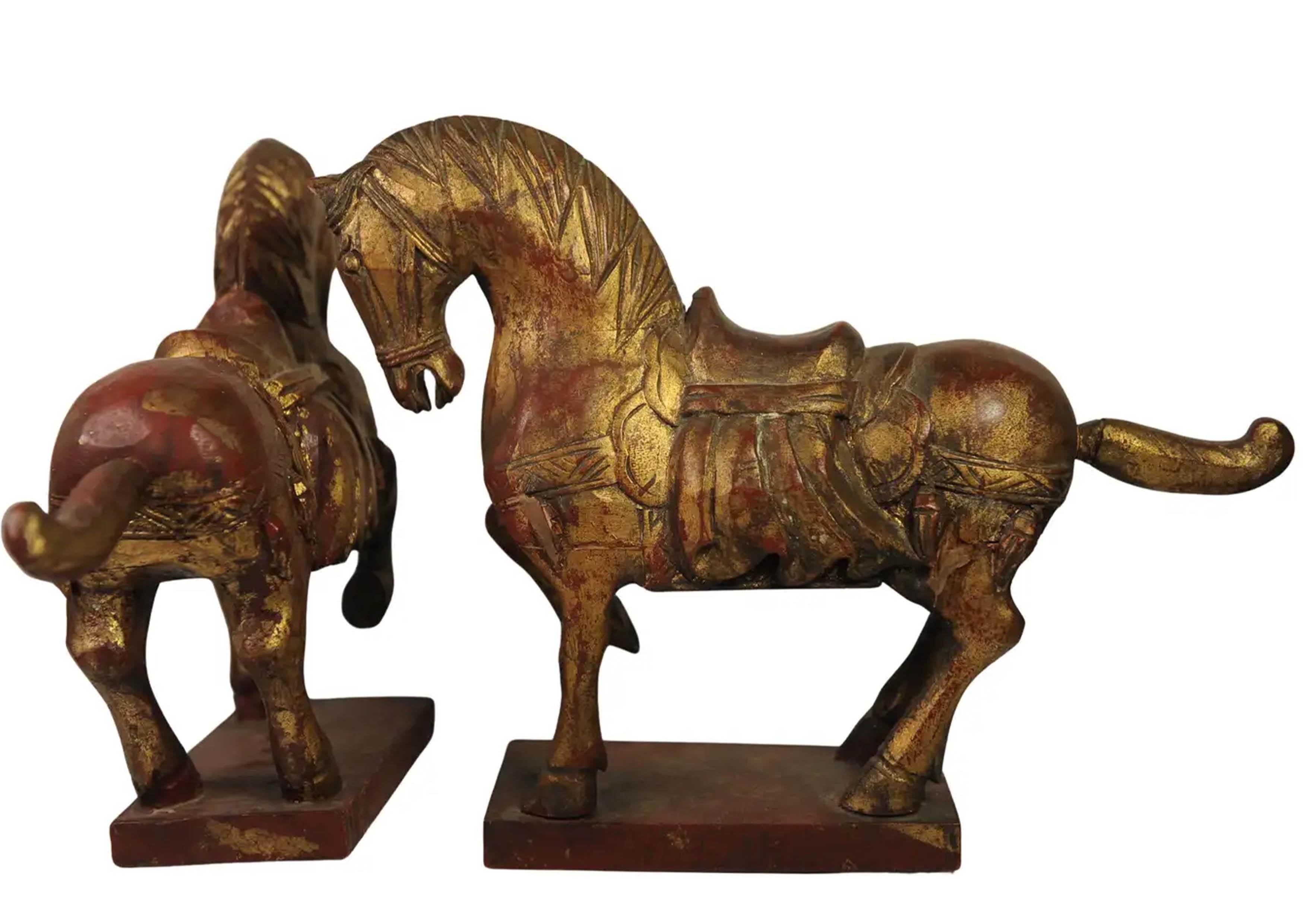 Antiker Satz von Feng Xiang Stil Tang Dynasty Hand gemalt geschnitzte chinesische Pferde (Holz) im Angebot