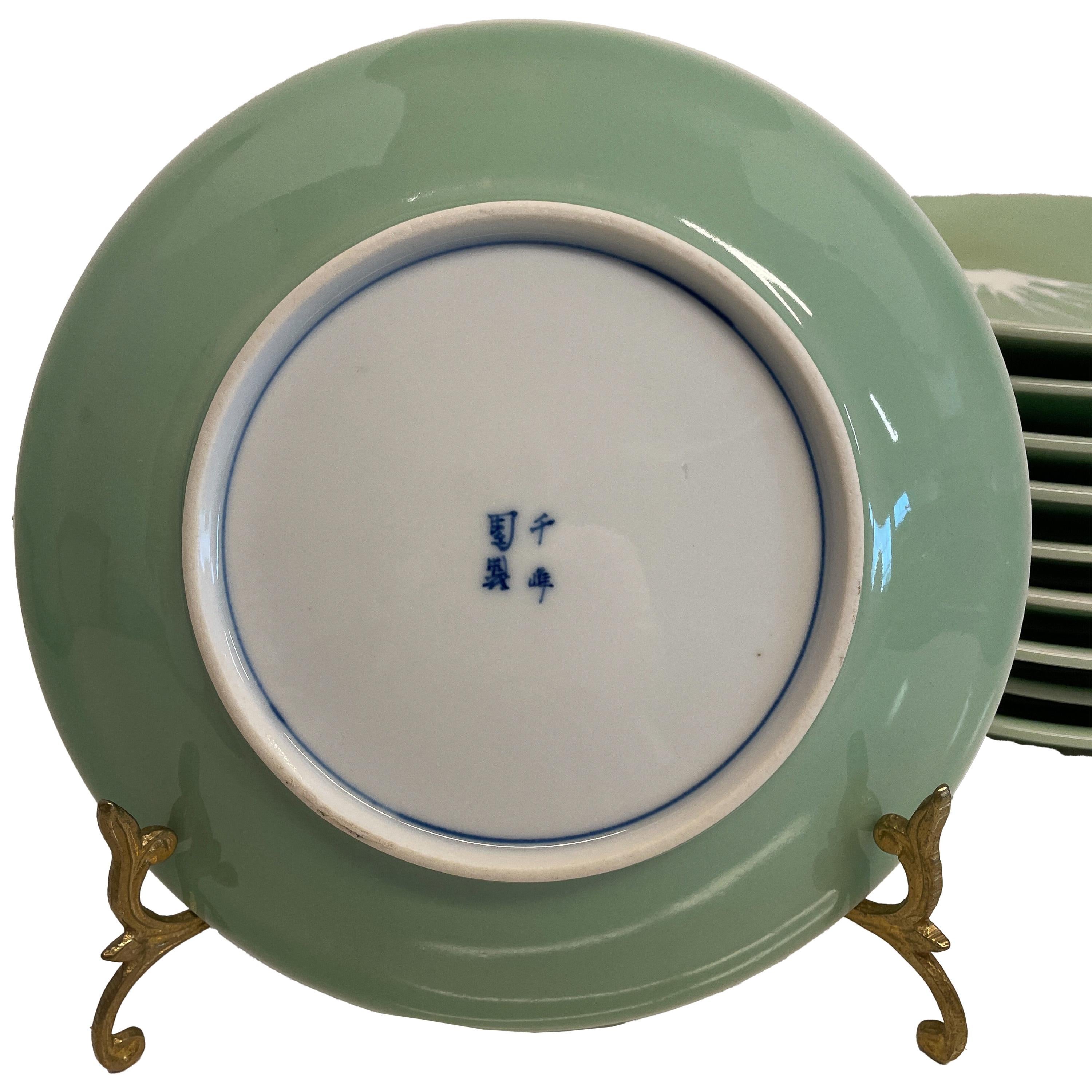 Fino juego de diez Platos antiguos japoneses del monte Fuji esmaltados en celedón del periodo Meiji, firmados por Nabeshima, hacia 1900.
Cada plato circular mide 20 cm de diámetro, con un rico vidriado verde celadón, los diez están pintados a mano