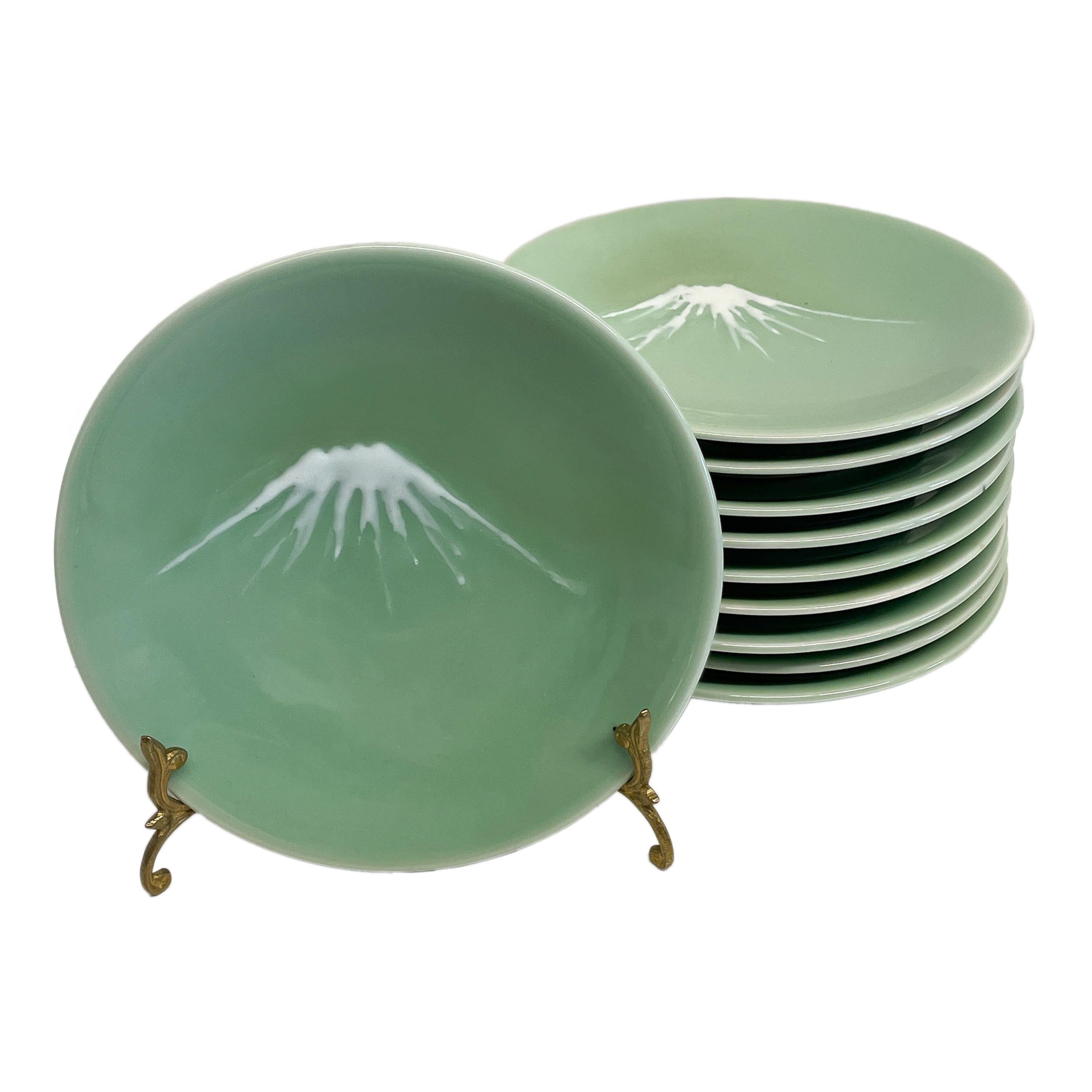 Antiker Satz von zehn japanischen Nabeshima Mt Fuji Celadon Keramik 8,5 