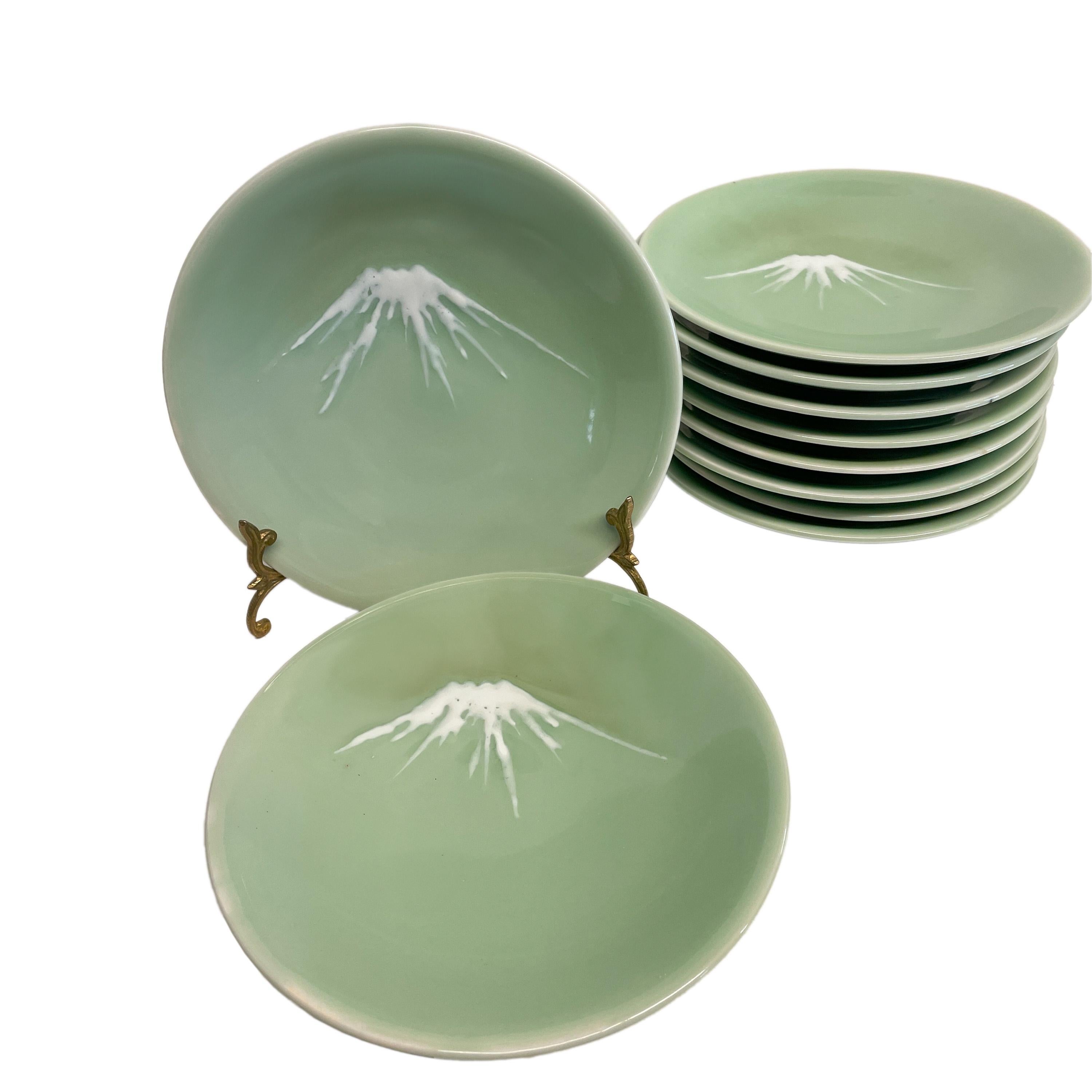 Antiker Satz von zehn japanischen Nabeshima Mt Fuji Celadon Keramik 8,5 