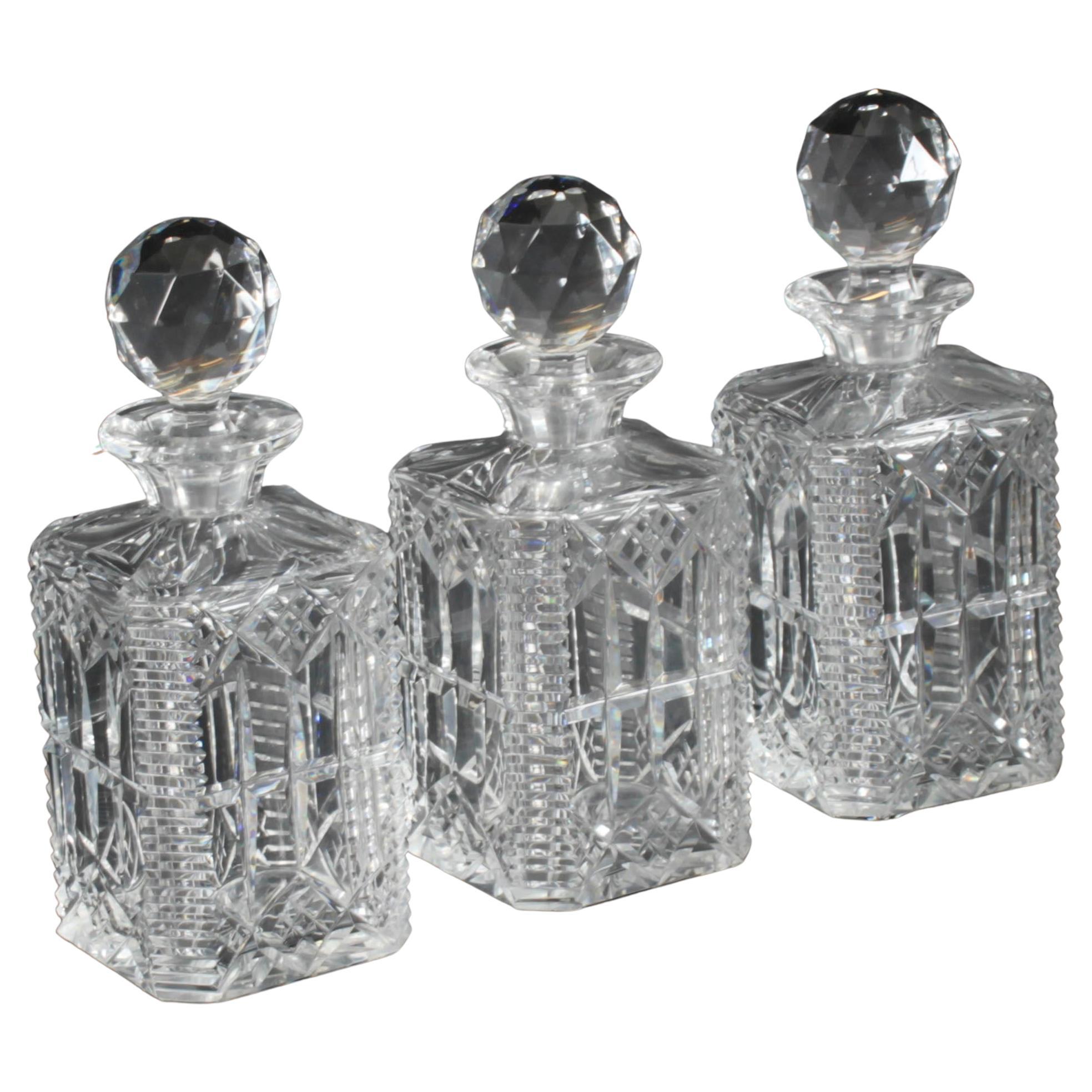Antico set di tre decanter in cristallo tagliato dell'inizio del XX secolo