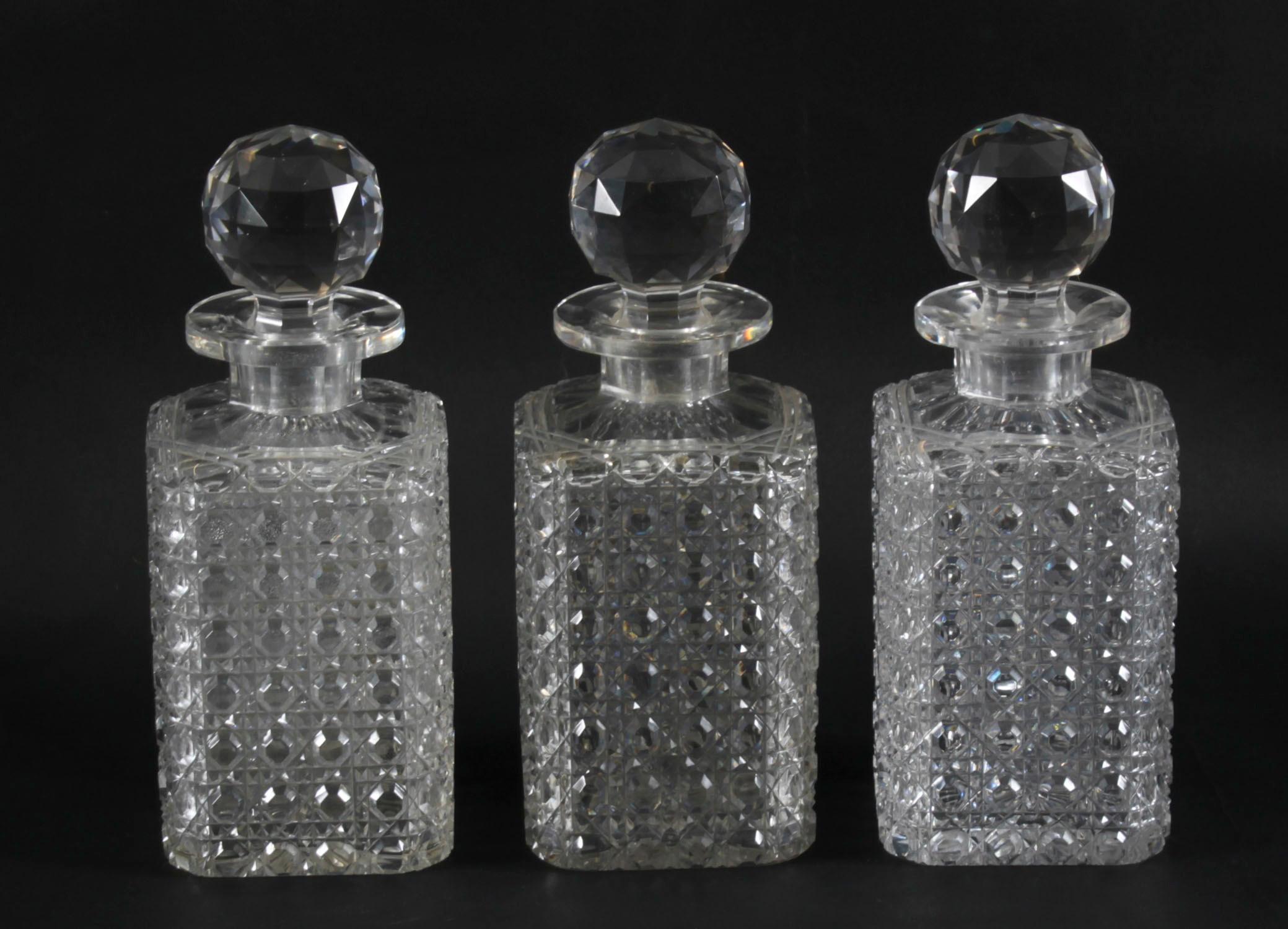 Ein hervorragender Satz von drei antiken edwardianischen Kristallkaraffen im Hobnail-Schliff, datiert um 1900.

Die drei wunderschönen, quadratischen Karaffen mit Hobnail-Schliff und originalen, facettierten Kugelverschlüssen.

Es ist ein
