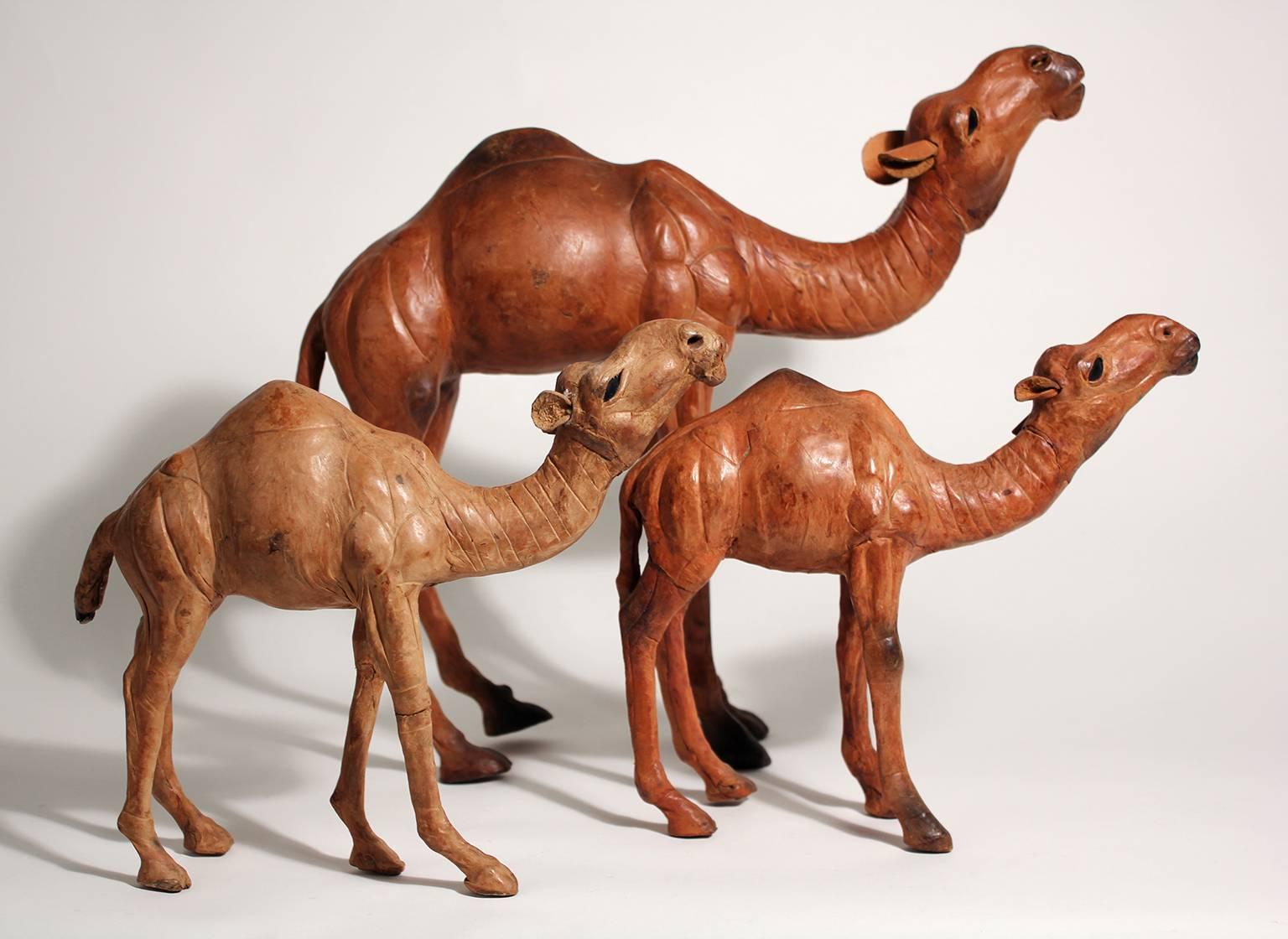 Ensemble ancien de trois sculptures italiennes en cuir de chameau Excellent état - En vente à San Diego, CA