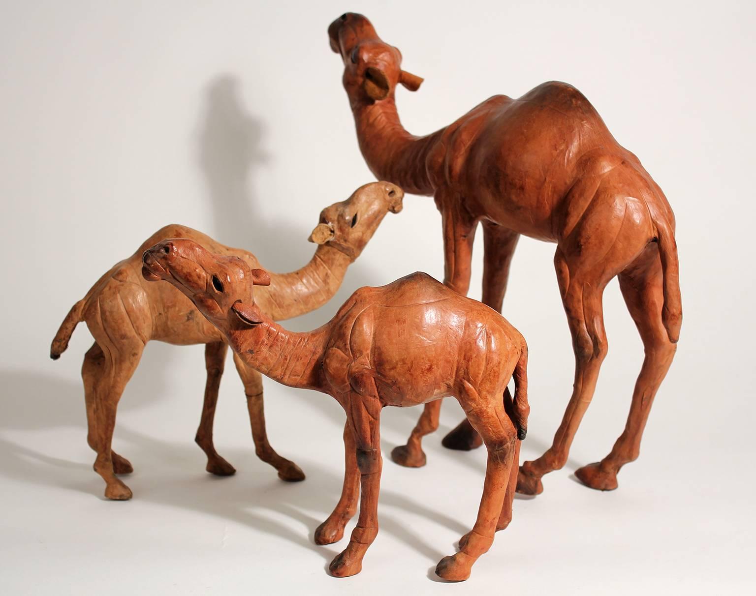 Cuir Ensemble ancien de trois sculptures italiennes en cuir de chameau en vente
