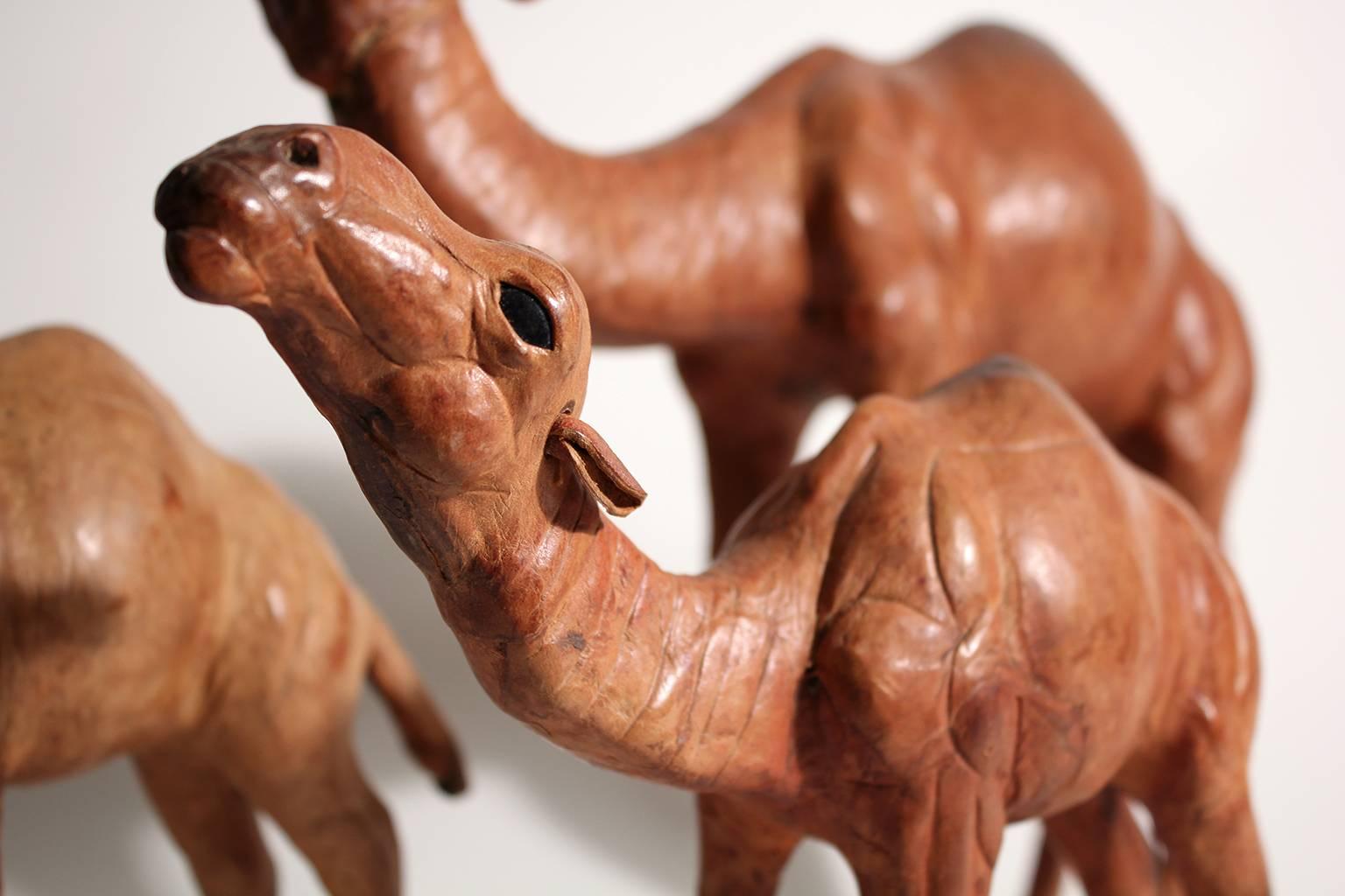 Ensemble ancien de trois sculptures italiennes en cuir de chameau en vente 1