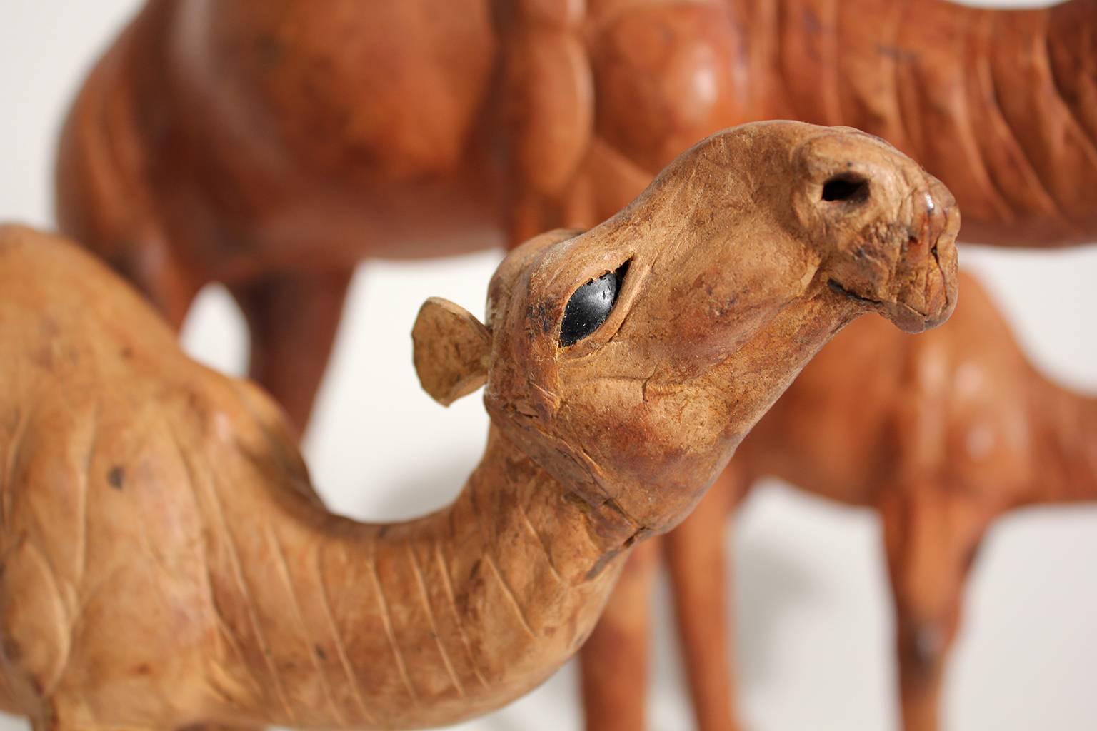 Ensemble ancien de trois sculptures italiennes en cuir de chameau en vente 2