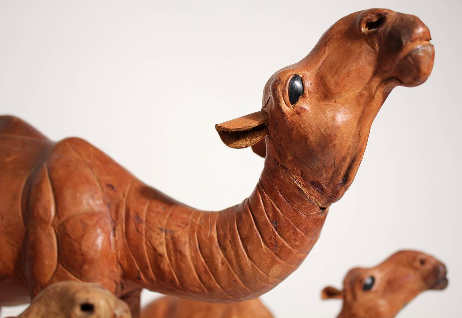Ensemble ancien de trois sculptures italiennes en cuir de chameau en vente 3