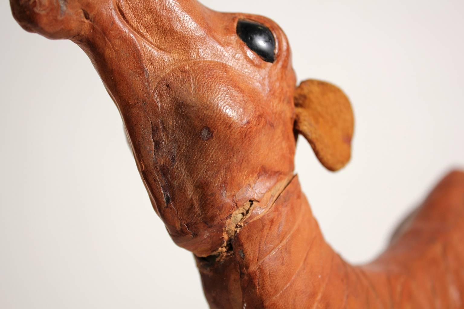 Ensemble ancien de trois sculptures italiennes en cuir de chameau en vente 4