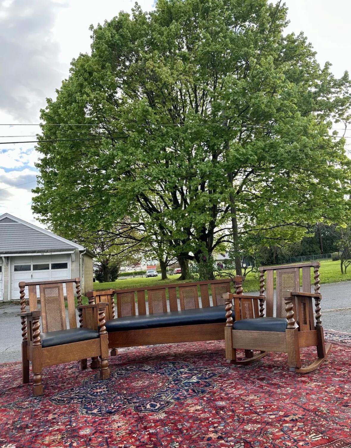 ANTIQUE Ensemble de trois sièges Stickley Brothers, c. 1900 - W8018

Les locaux pour lesquels nous vendons déménagent en Californie et tout doit être vendu.

Ce groupe de sièges est en très bon état avec une grande sélection de chêne scié sur