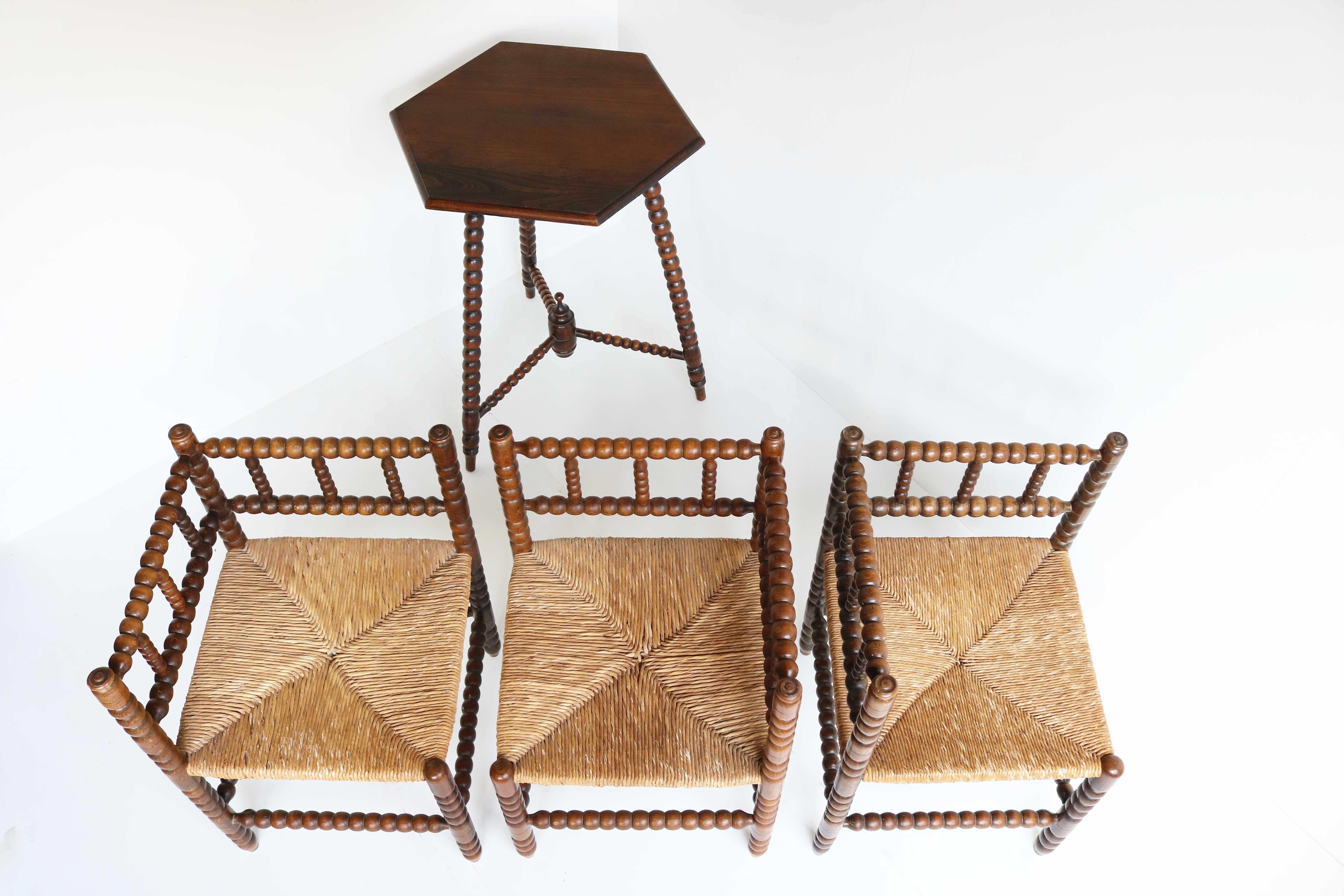 Ensemble ancien, trois chaises Bobbin d'angle en chêne à assise en jonc avec table en vente 3