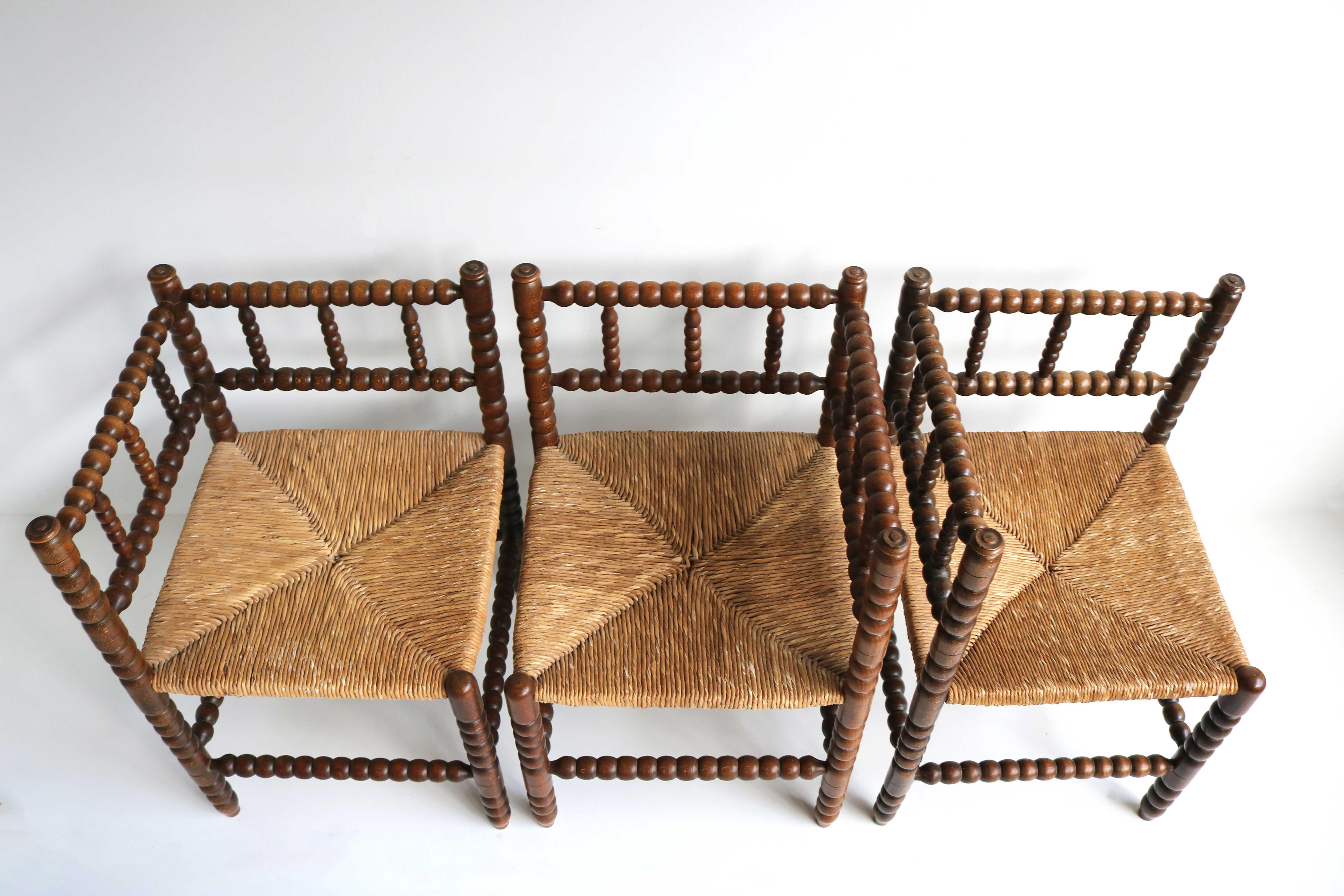 Ensemble ancien, trois chaises Bobbin d'angle en chêne à assise en jonc avec table  en vente 4