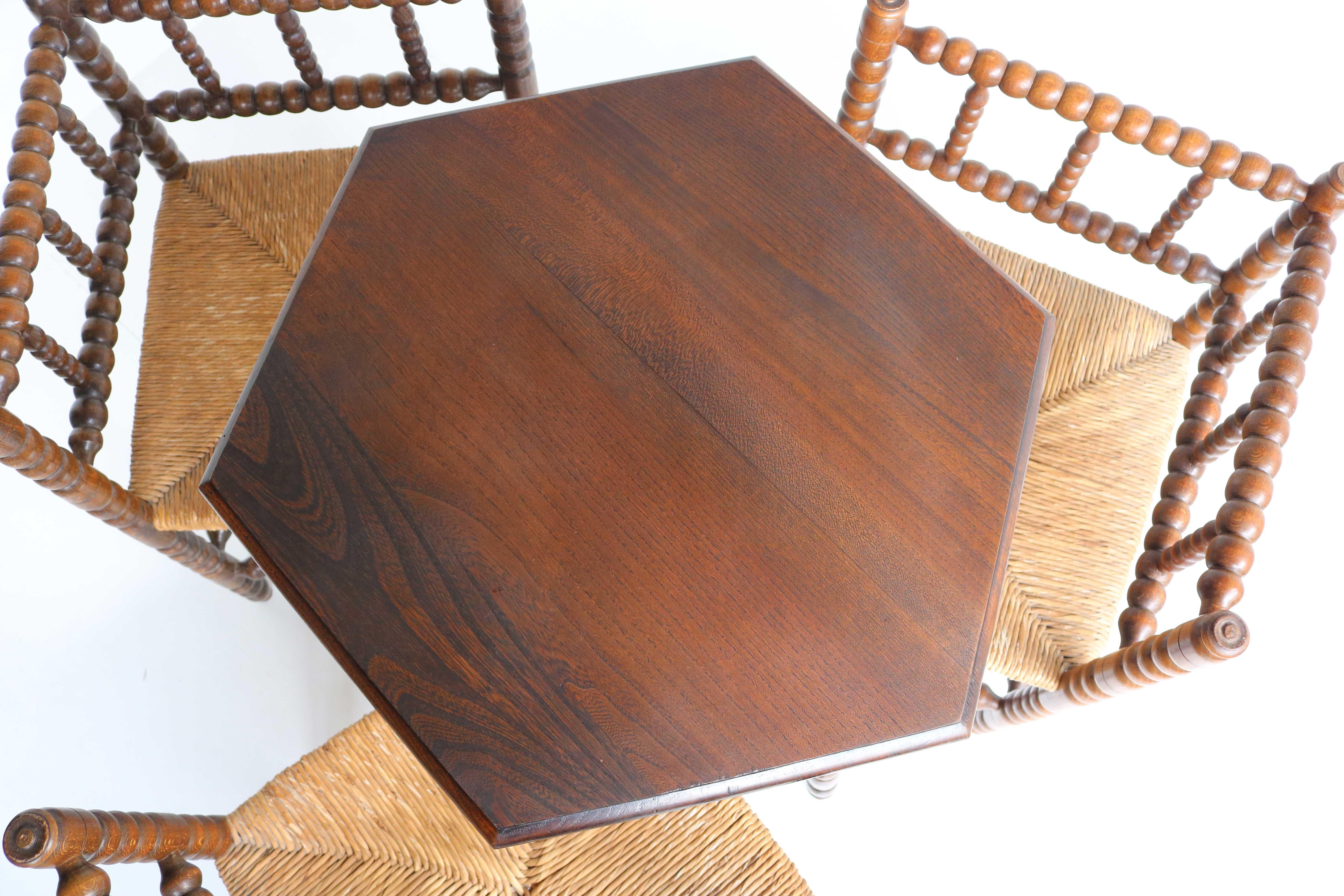 Ensemble ancien, trois chaises Bobbin d'angle en chêne à assise en jonc avec table en vente 8