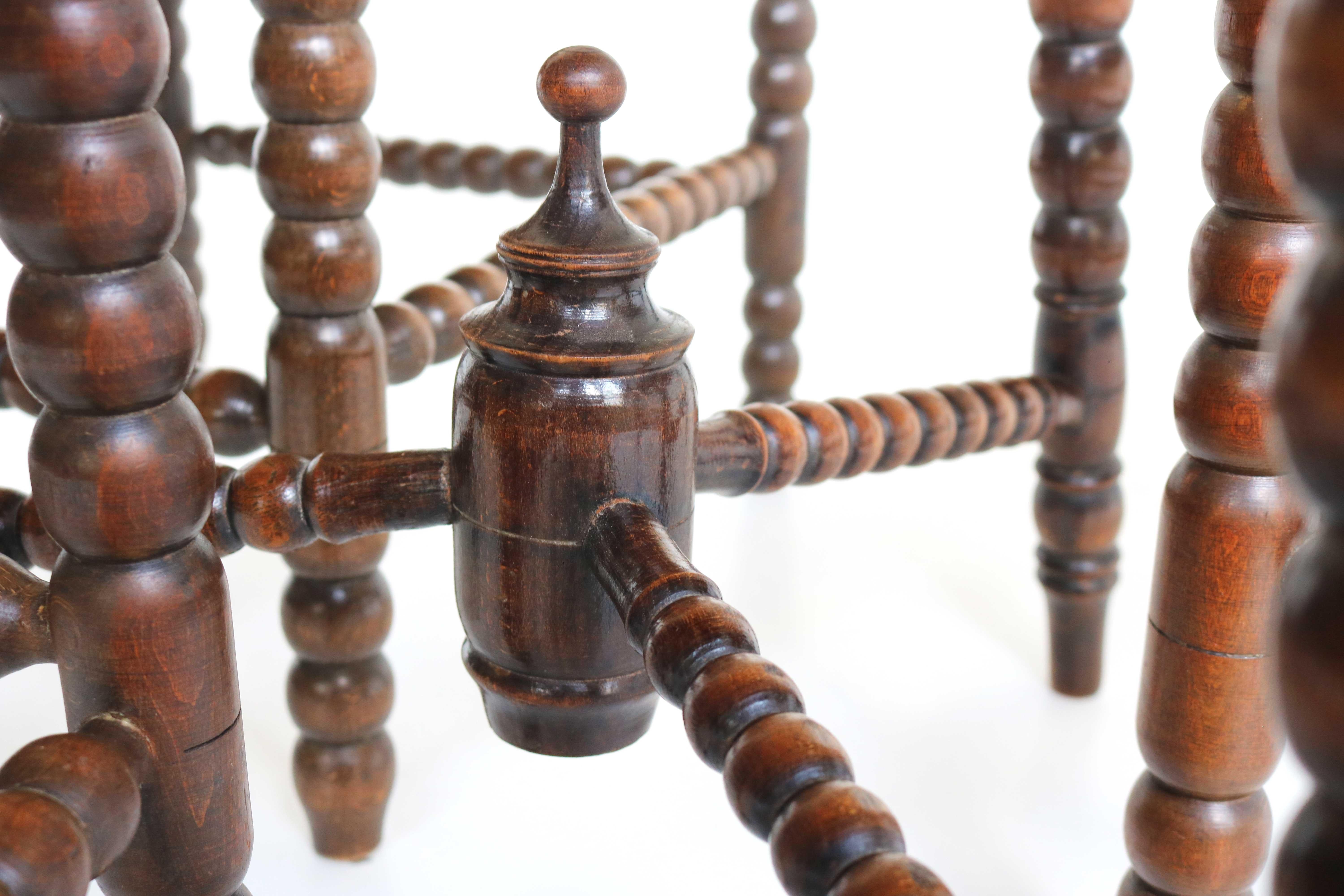 Ensemble ancien, trois chaises Bobbin d'angle en chêne à assise en jonc avec table en vente 11