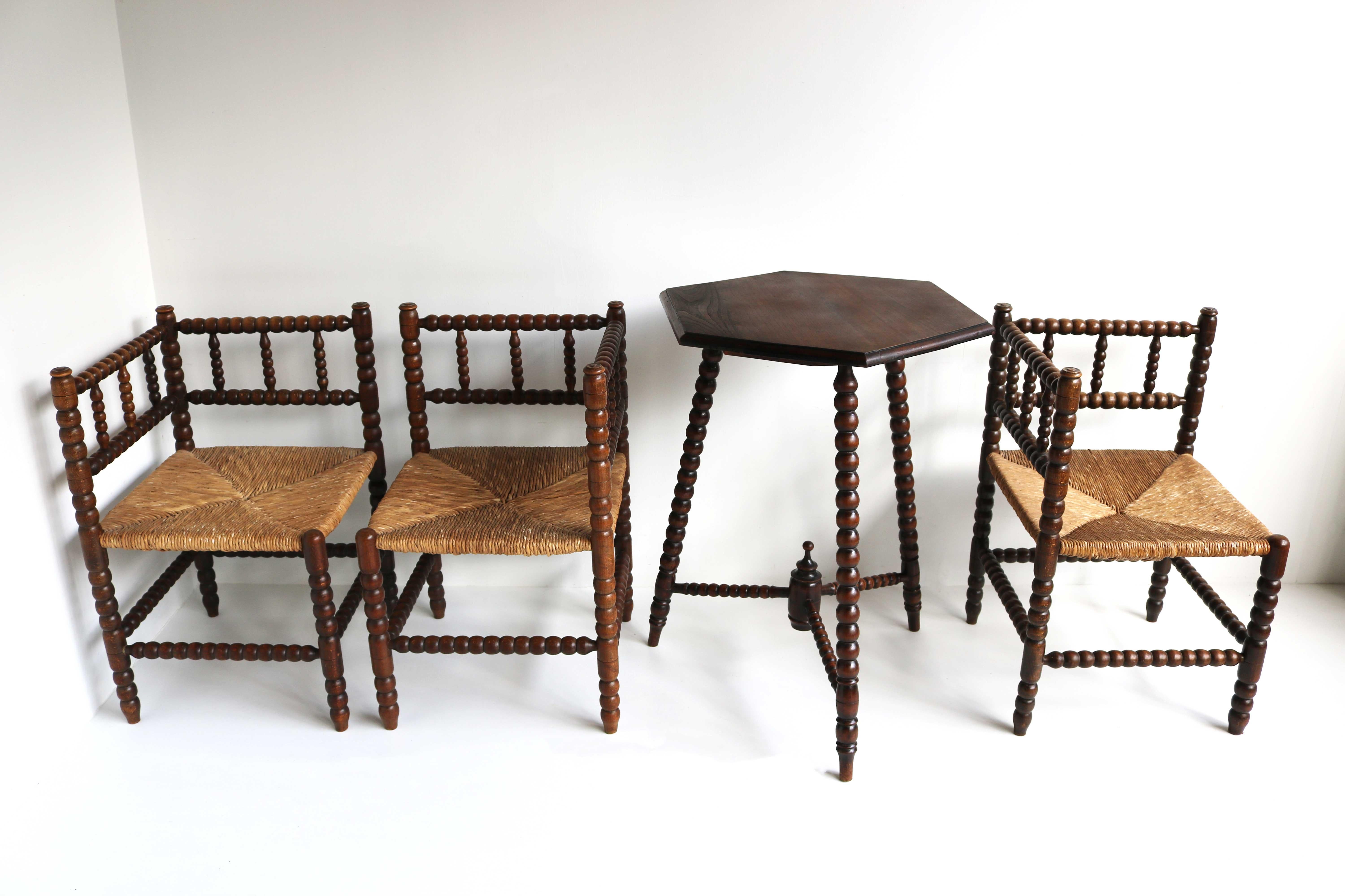 Fait main Ensemble ancien, trois chaises Bobbin d'angle en chêne à assise en jonc avec table en vente
