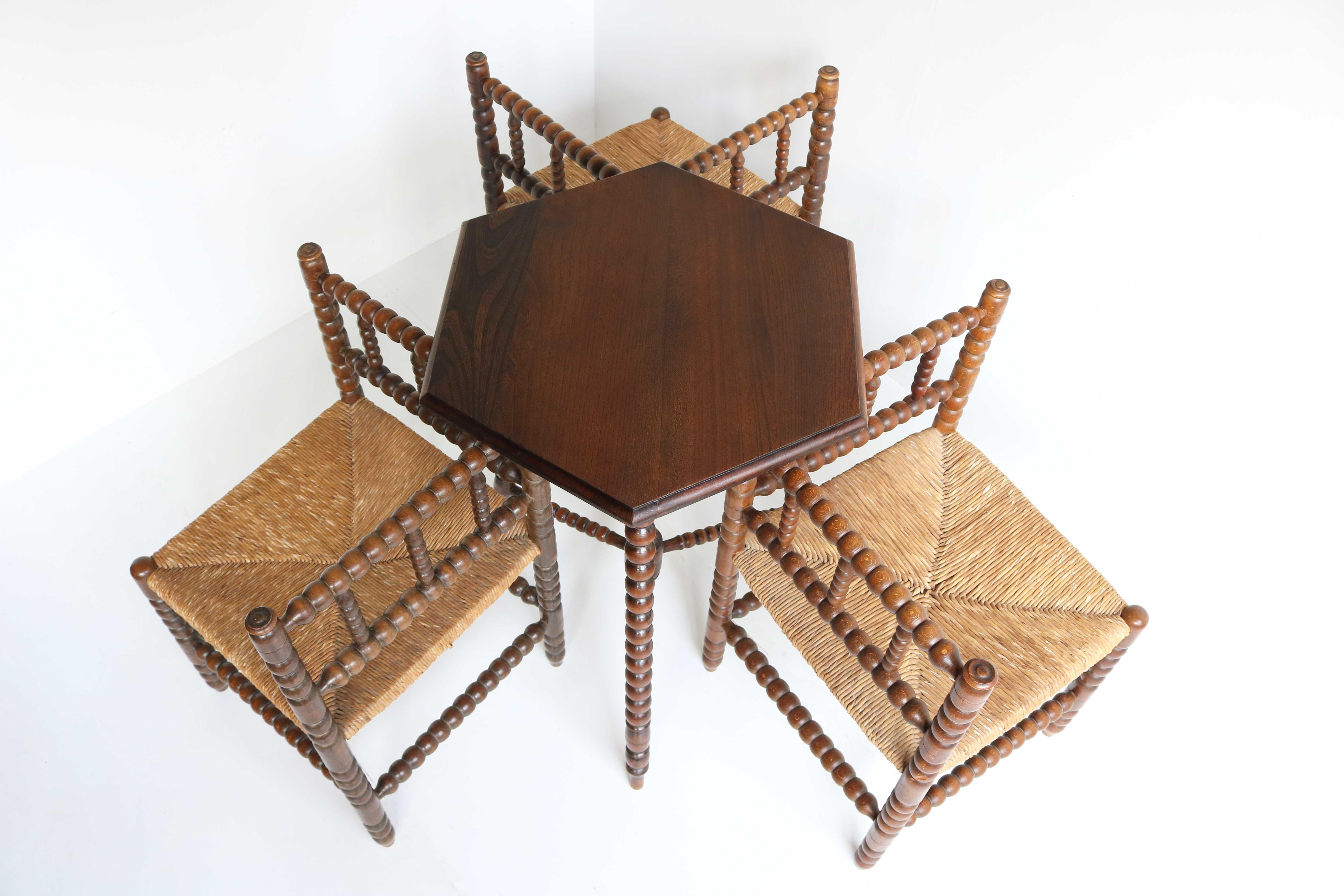 20ième siècle Ensemble ancien, trois chaises Bobbin d'angle en chêne à assise en jonc avec table  en vente