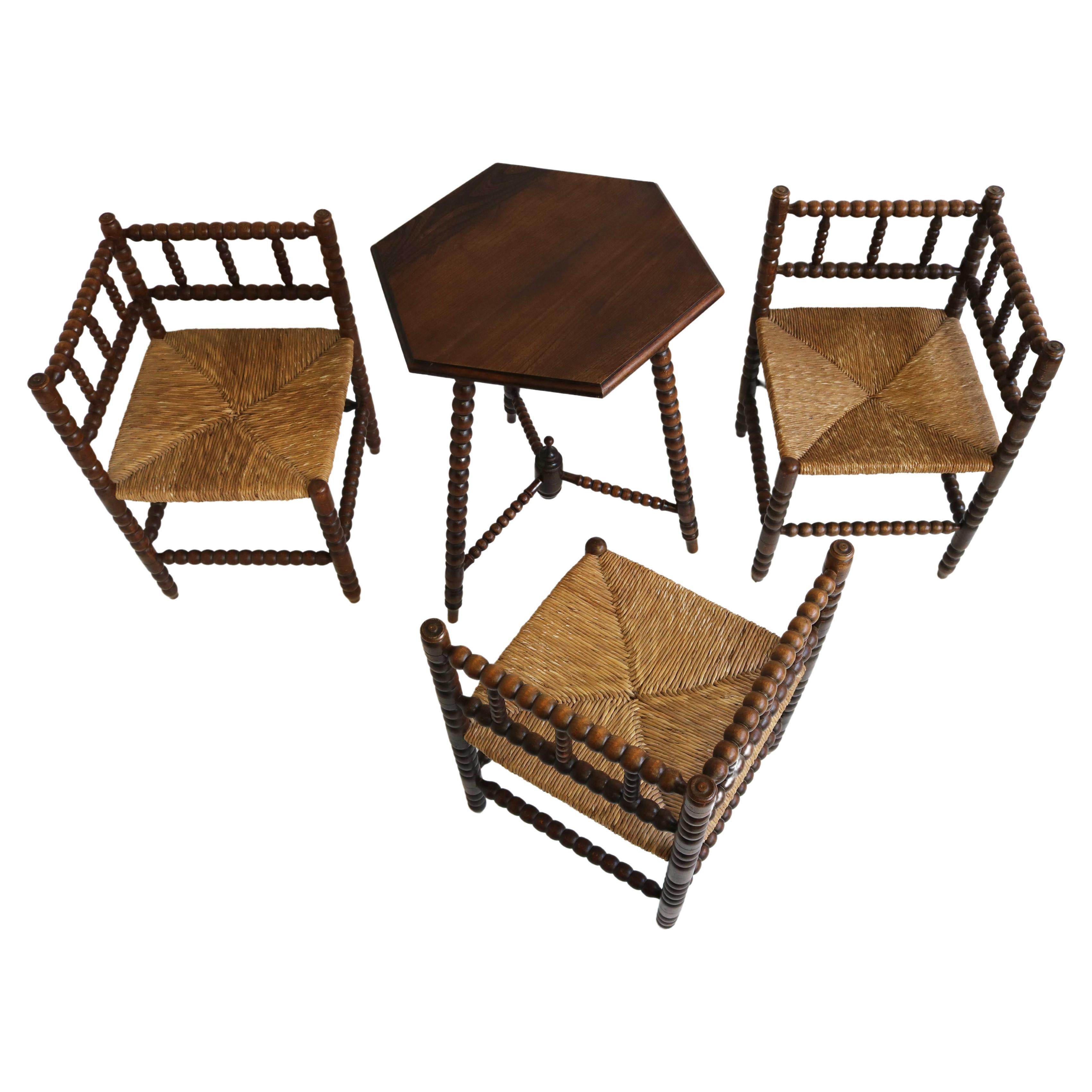 Antikes Set, drei Binsen-Sitz-Eichenholz-Eck-Beistelltische mit Tisch und Bobbin-Beistelltisch 